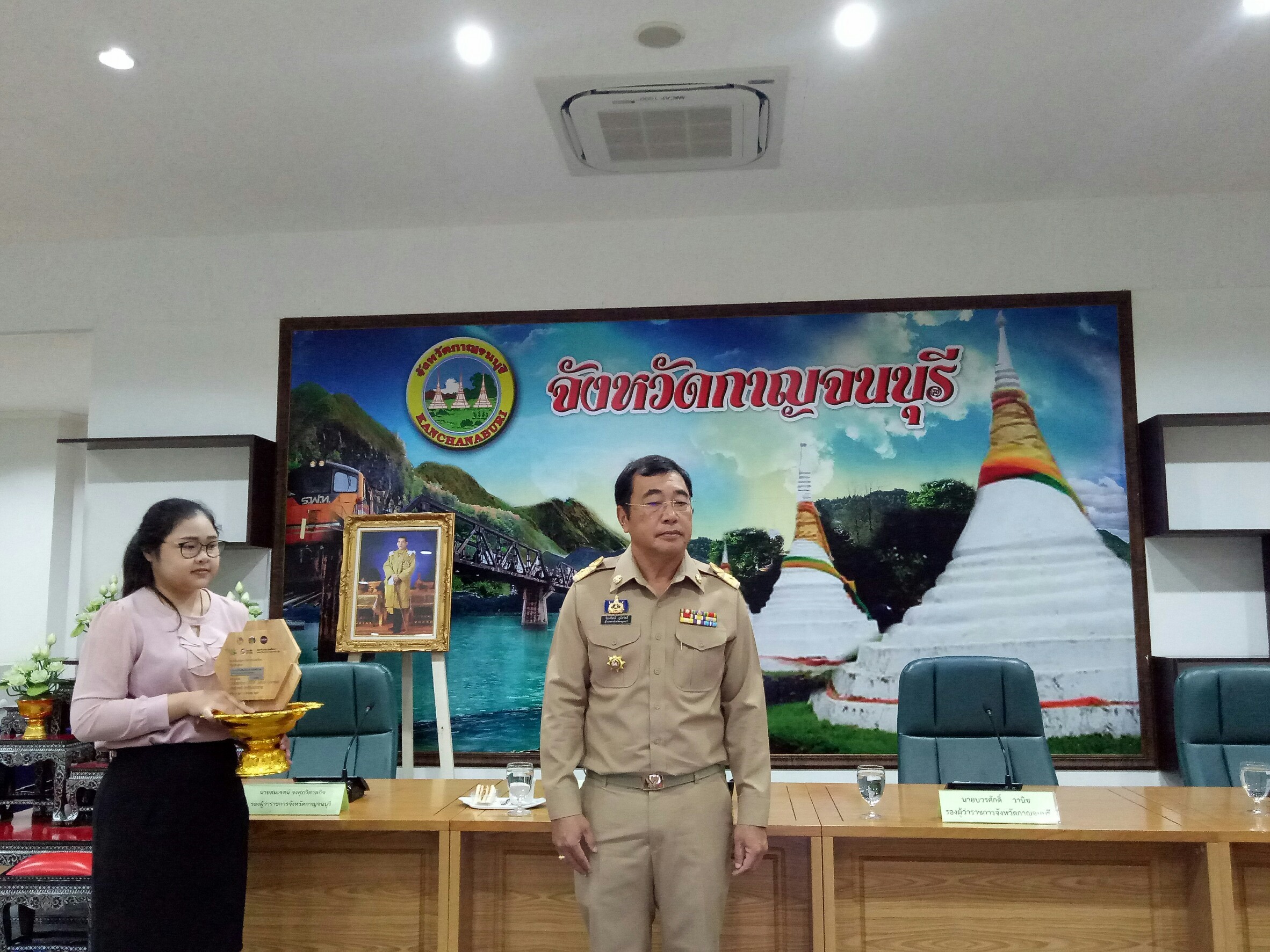 CDD@KAN>>นักเรียนจากโรงเรียนหนองขาวโกวิทพิทยาคมรับรางวัลจากผู้ว่าราชการ