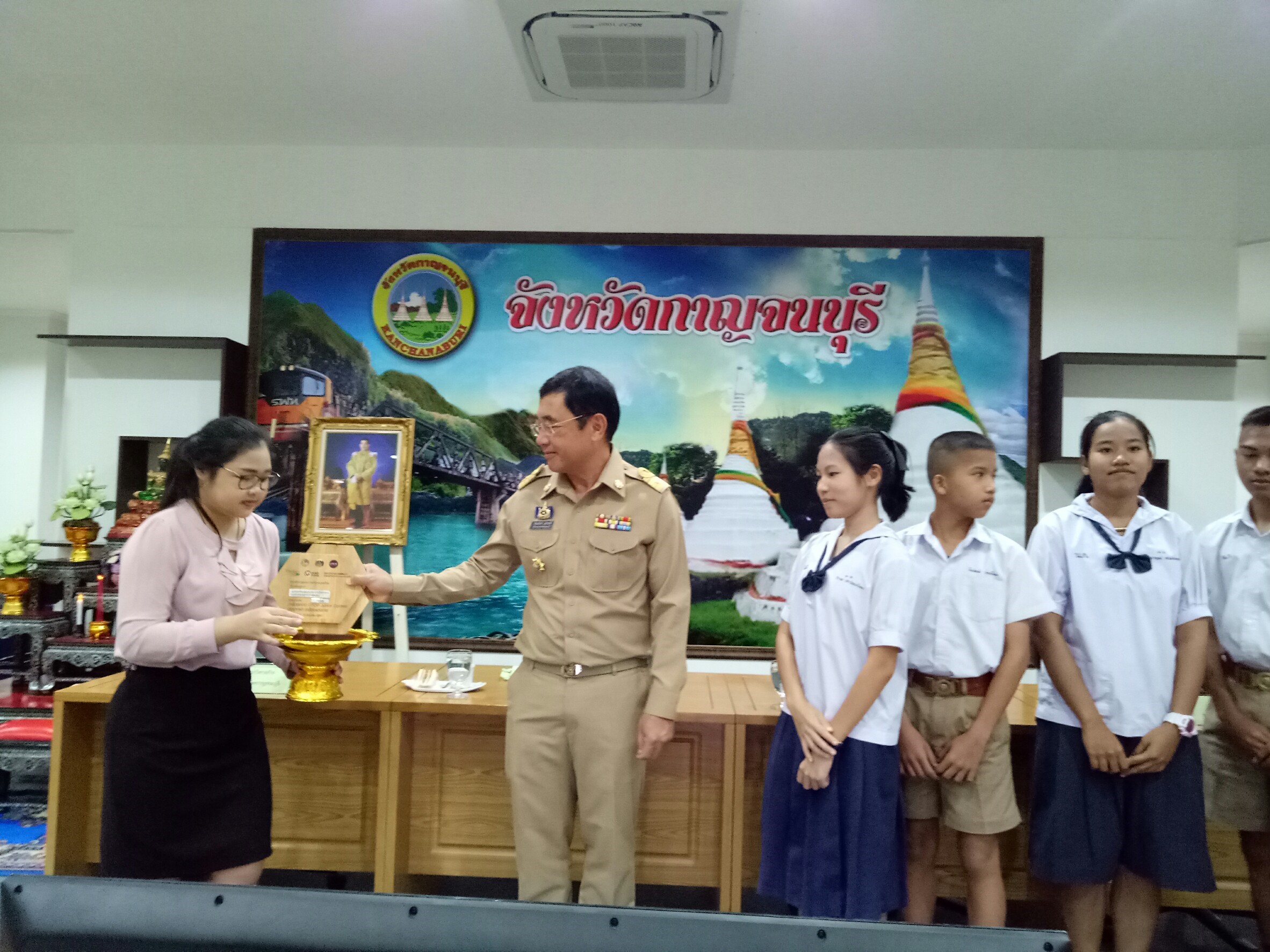 CDD@KAN>>นักเรียนจากโรงเรียนหนองขาวโกวิทพิทยาคมรับรางวัลจากผู้ว่าราชการ