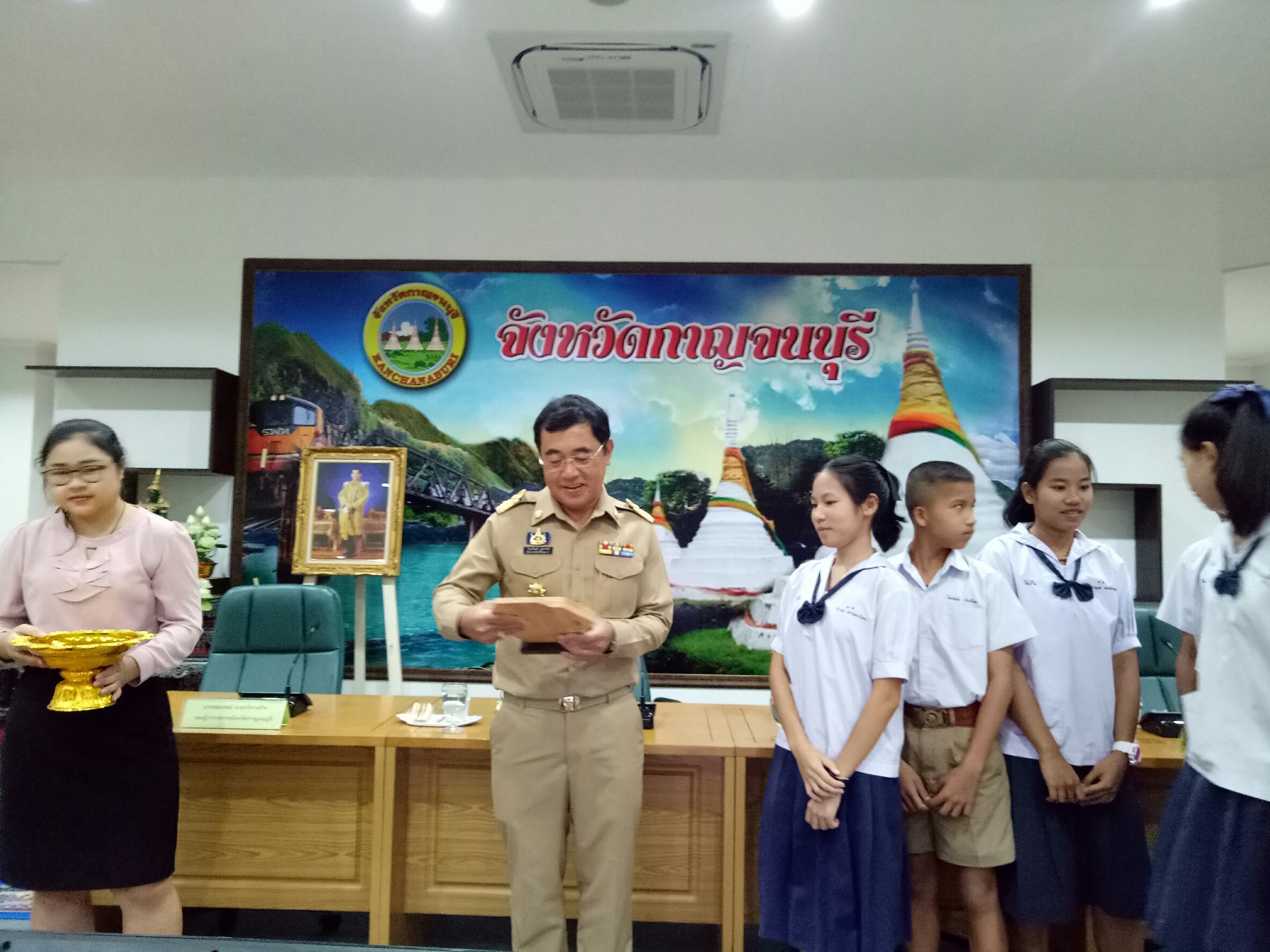 CDD@KAN>>นักเรียนจากโรงเรียนหนองขาวโกวิทพิทยาคมรับรางวัลจากผู้ว่าราชการ