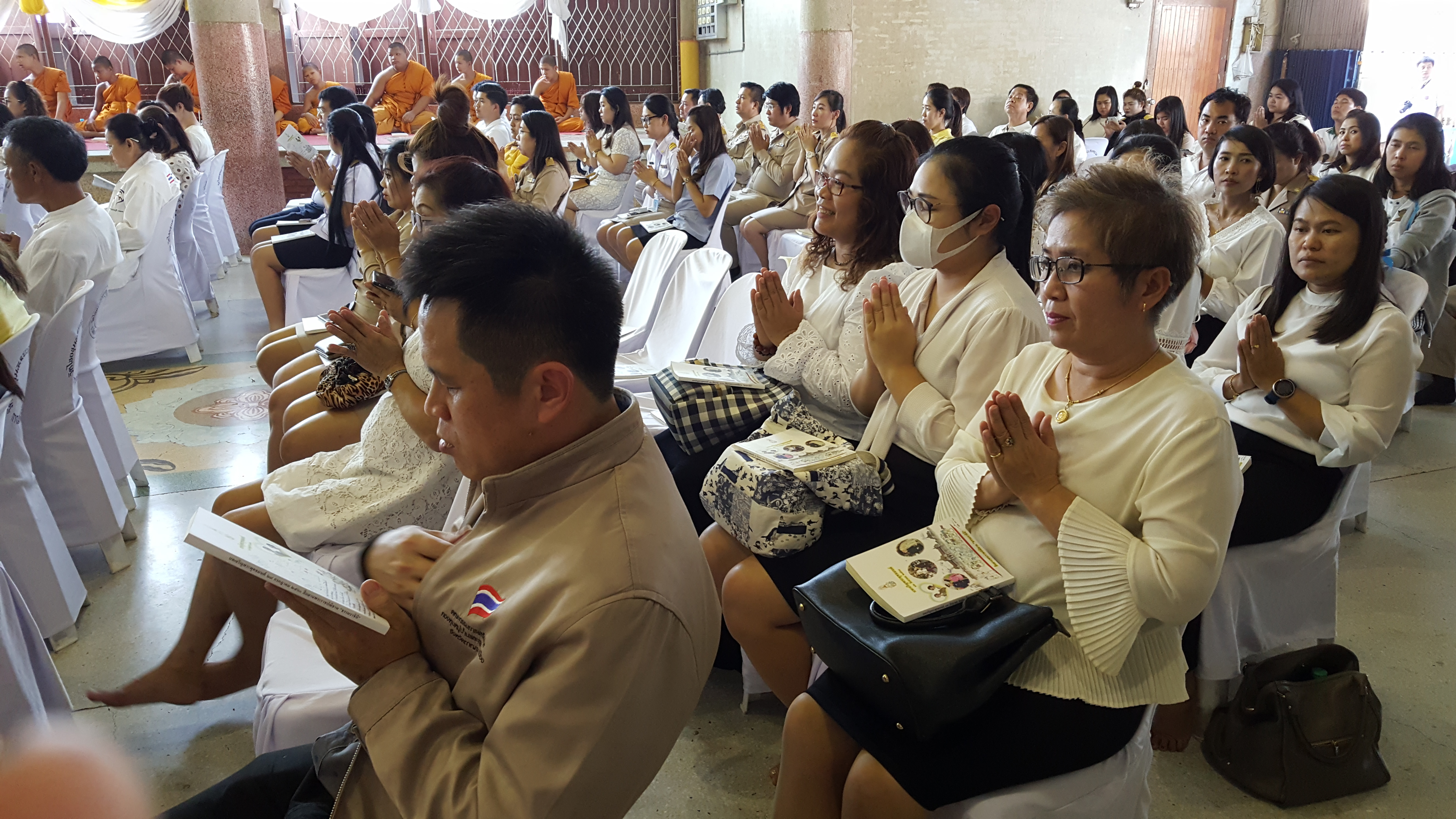 CDD@KAN>>ข้าราชการพัฒนาชุมชนกาญจน์ร่วมพิธีเจริญพระพุทธมนต์ถวายพระพรชัยมงคลแด่สมเด็จพระเจ้าอยู่หัวมหาวชิราลงกรณ บดินทรเทพยวรางกูร และสมเด็จพระนางเจ้าสิริกิติ์ พระบรมราชินีนาถ ในรัชกาลที่ 9 ประจำเดือนมกราคม 62