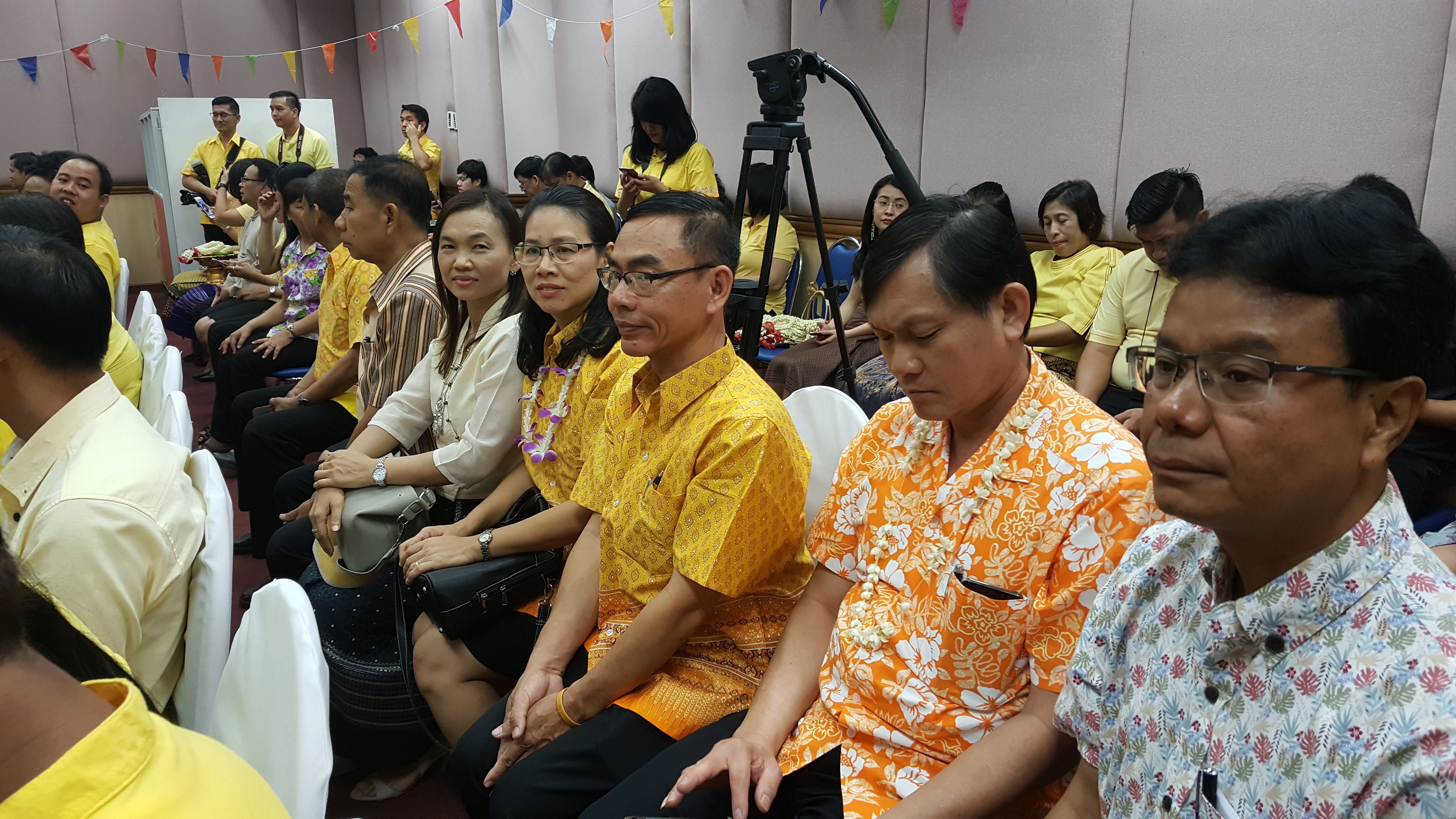 CDD@KAN>>>พช.กาญจน์ ร่วมสืนสานประเพณีสงกรานต์ รดน้ำขอพรผู้บริหารกรมฯ
