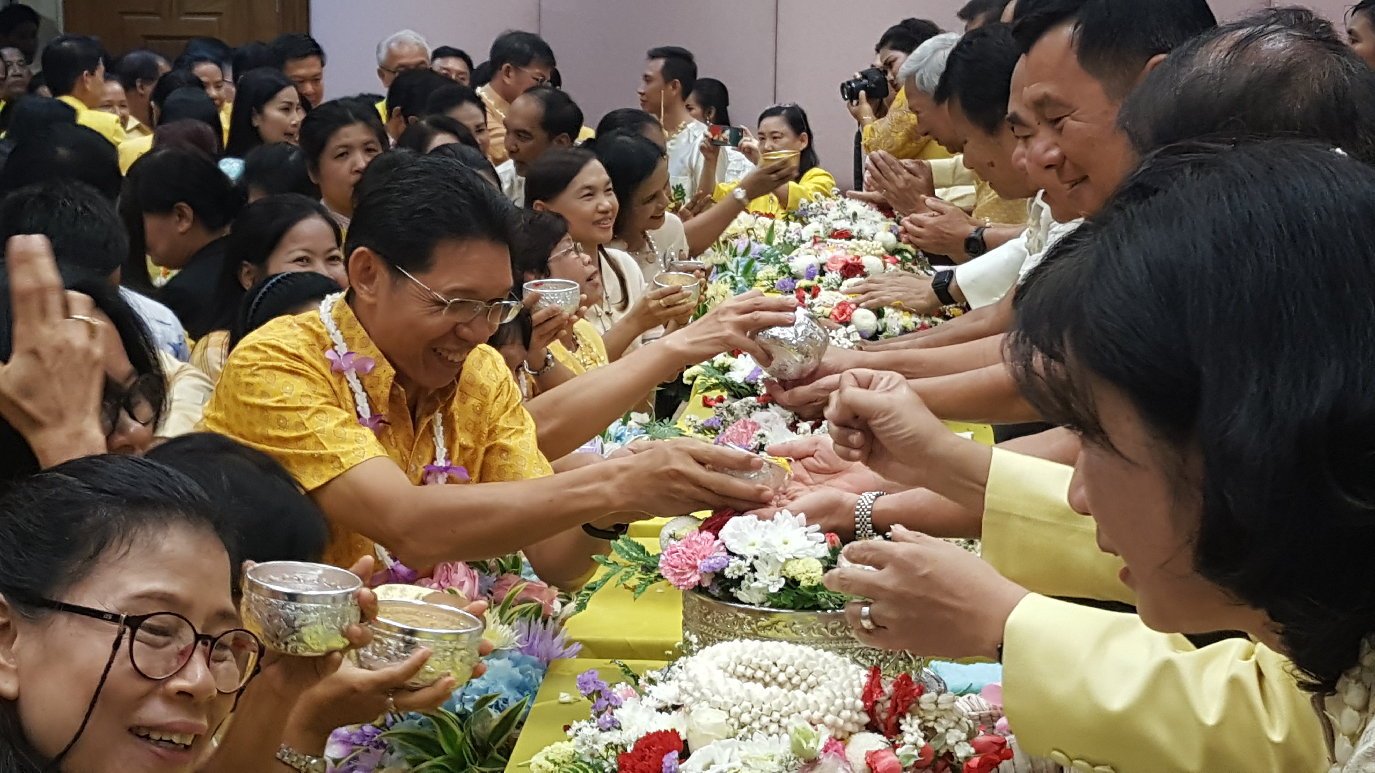 CDD@KAN>>>พช.กาญจน์ ร่วมสืนสานประเพณีสงกรานต์ รดน้ำขอพรผู้บริหารกรมฯ