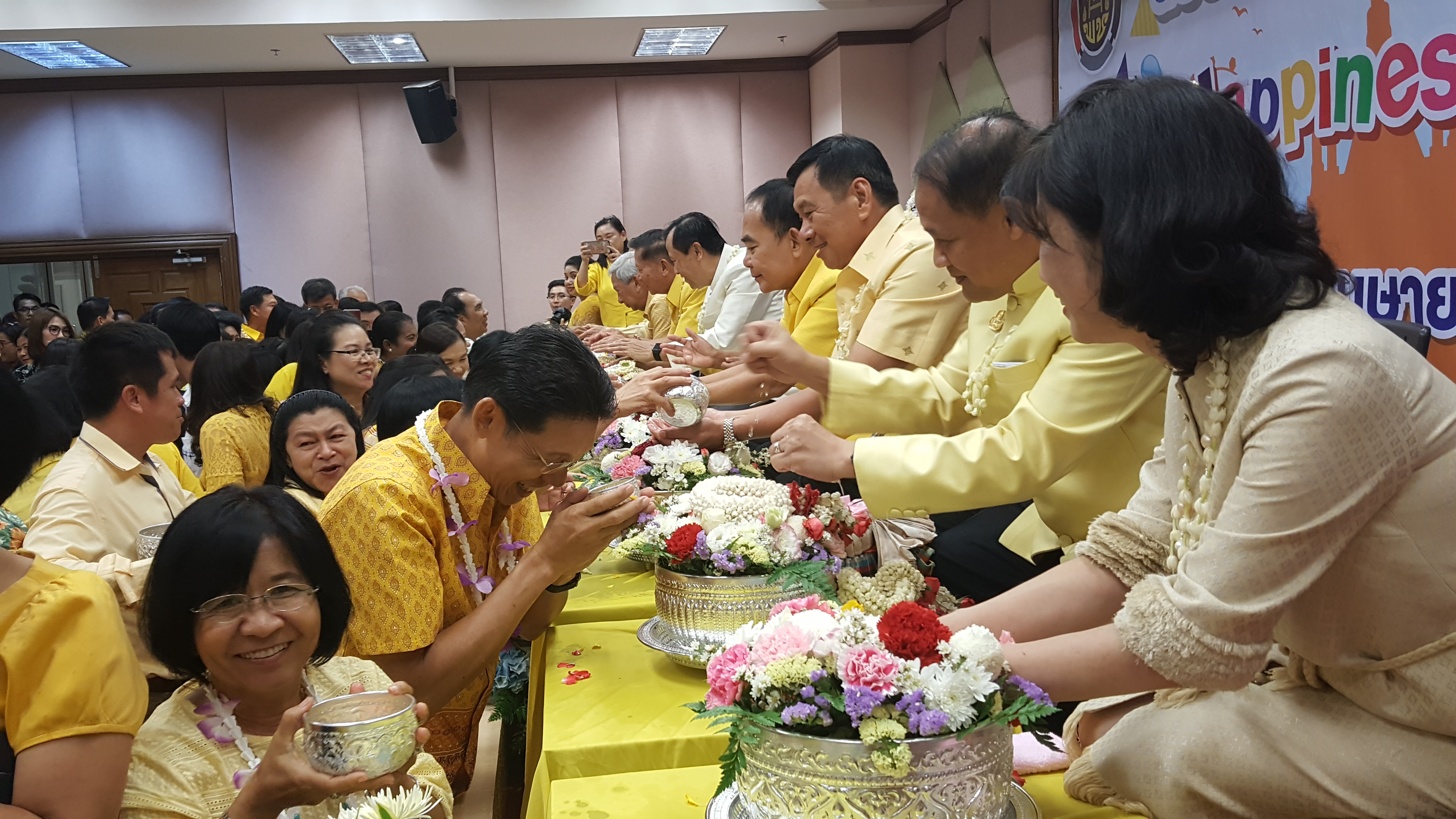 CDD@KAN>>>พช.กาญจน์ ร่วมสืนสานประเพณีสงกรานต์ รดน้ำขอพรผู้บริหารกรมฯ