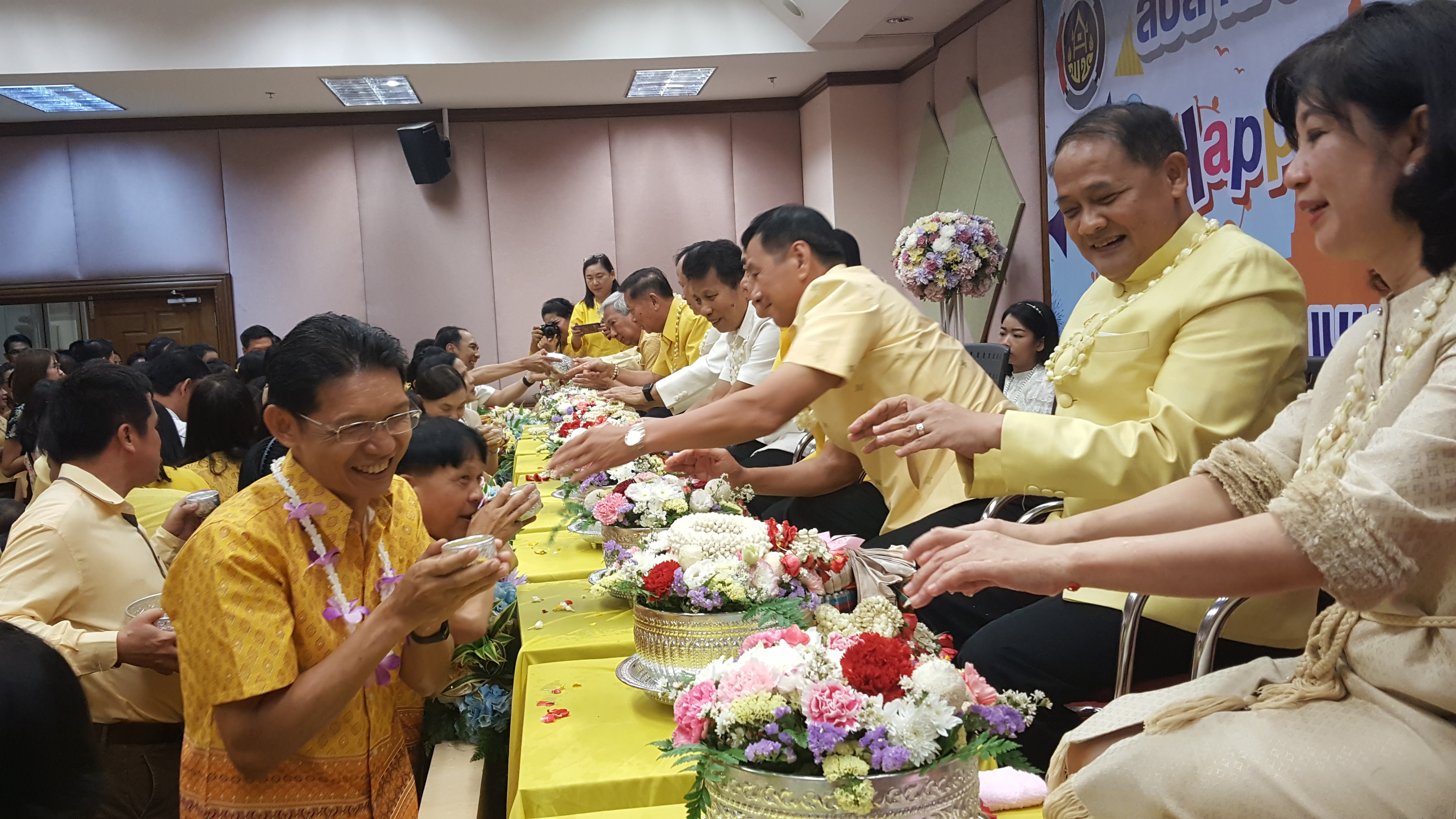 CDD@KAN>>>พช.กาญจน์ ร่วมสืนสานประเพณีสงกรานต์ รดน้ำขอพรผู้บริหารกรมฯ