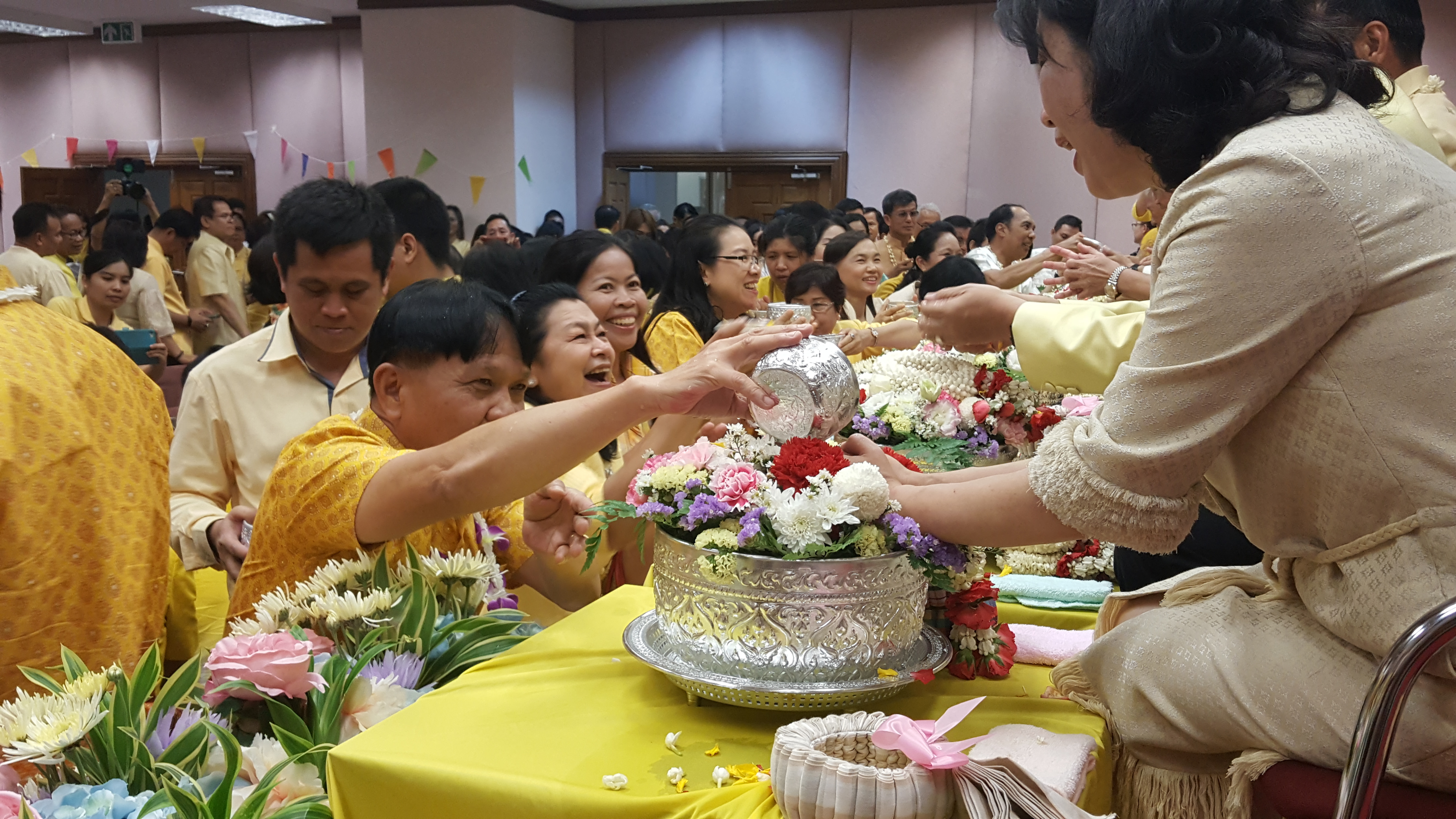 CDD@KAN>>>พช.กาญจน์ ร่วมสืนสานประเพณีสงกรานต์ รดน้ำขอพรผู้บริหารกรมฯ