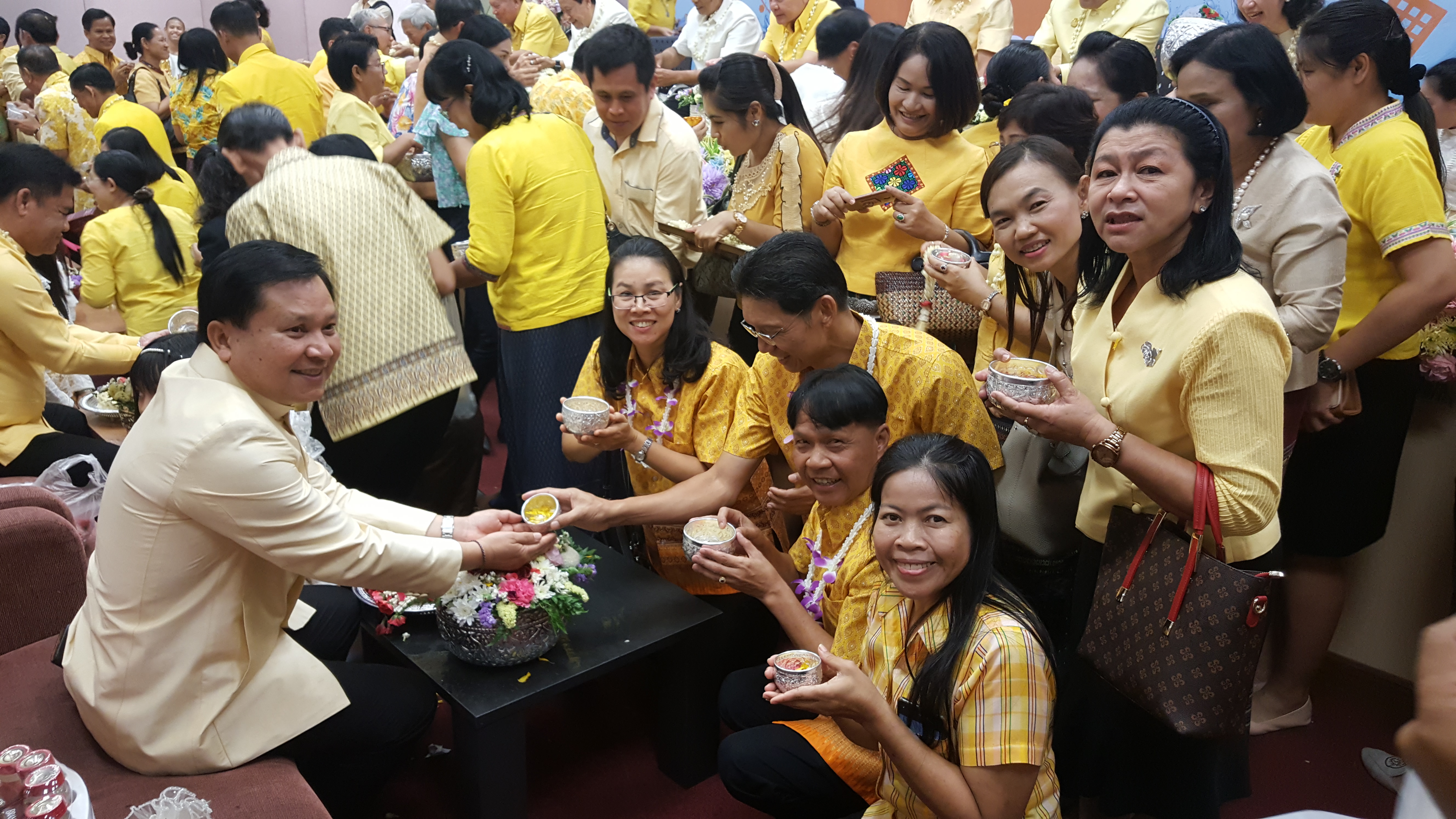 CDD@KAN>>>พช.กาญจน์ ร่วมสืนสานประเพณีสงกรานต์ รดน้ำขอพรผู้บริหารกรมฯ