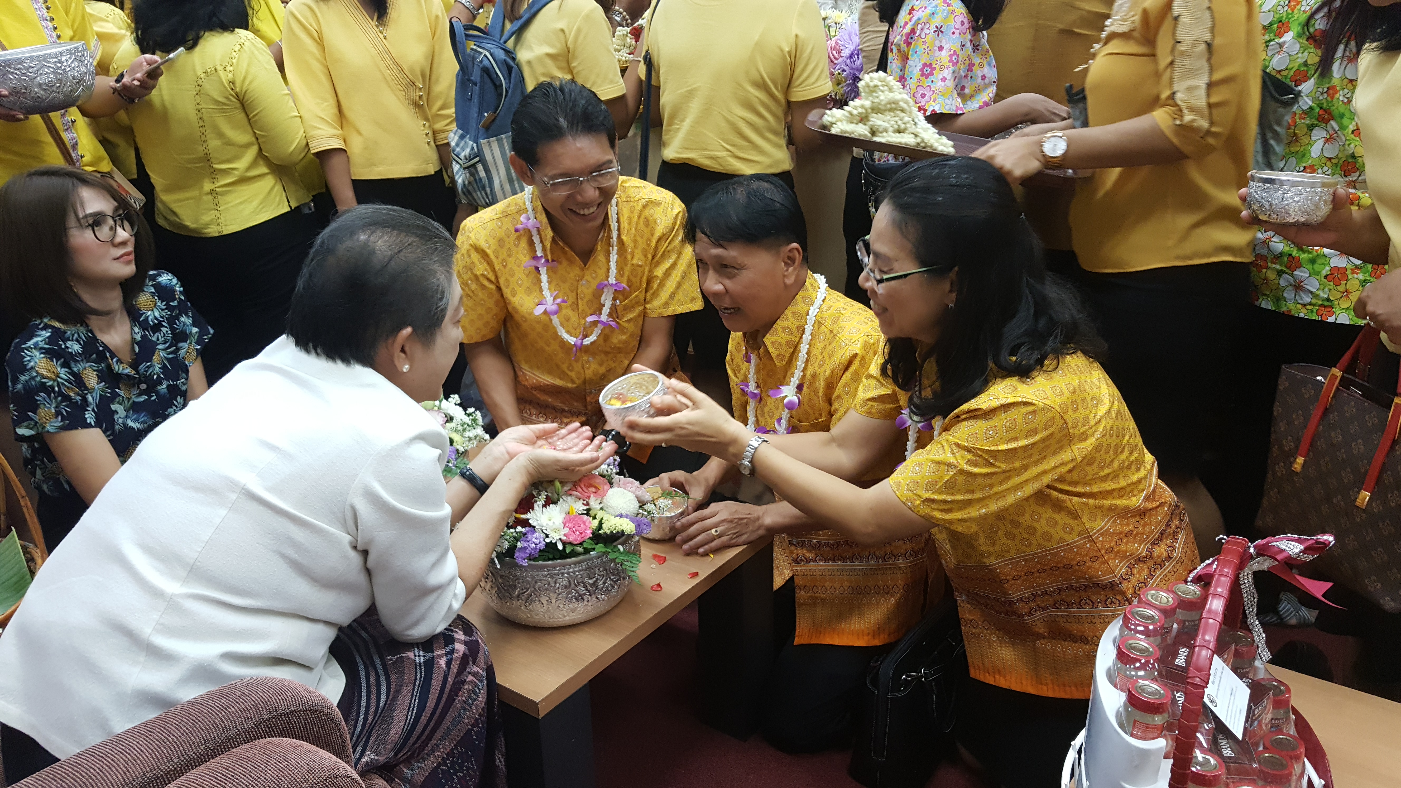 CDD@KAN>>>พช.กาญจน์ ร่วมสืนสานประเพณีสงกรานต์ รดน้ำขอพรผู้บริหารกรมฯ