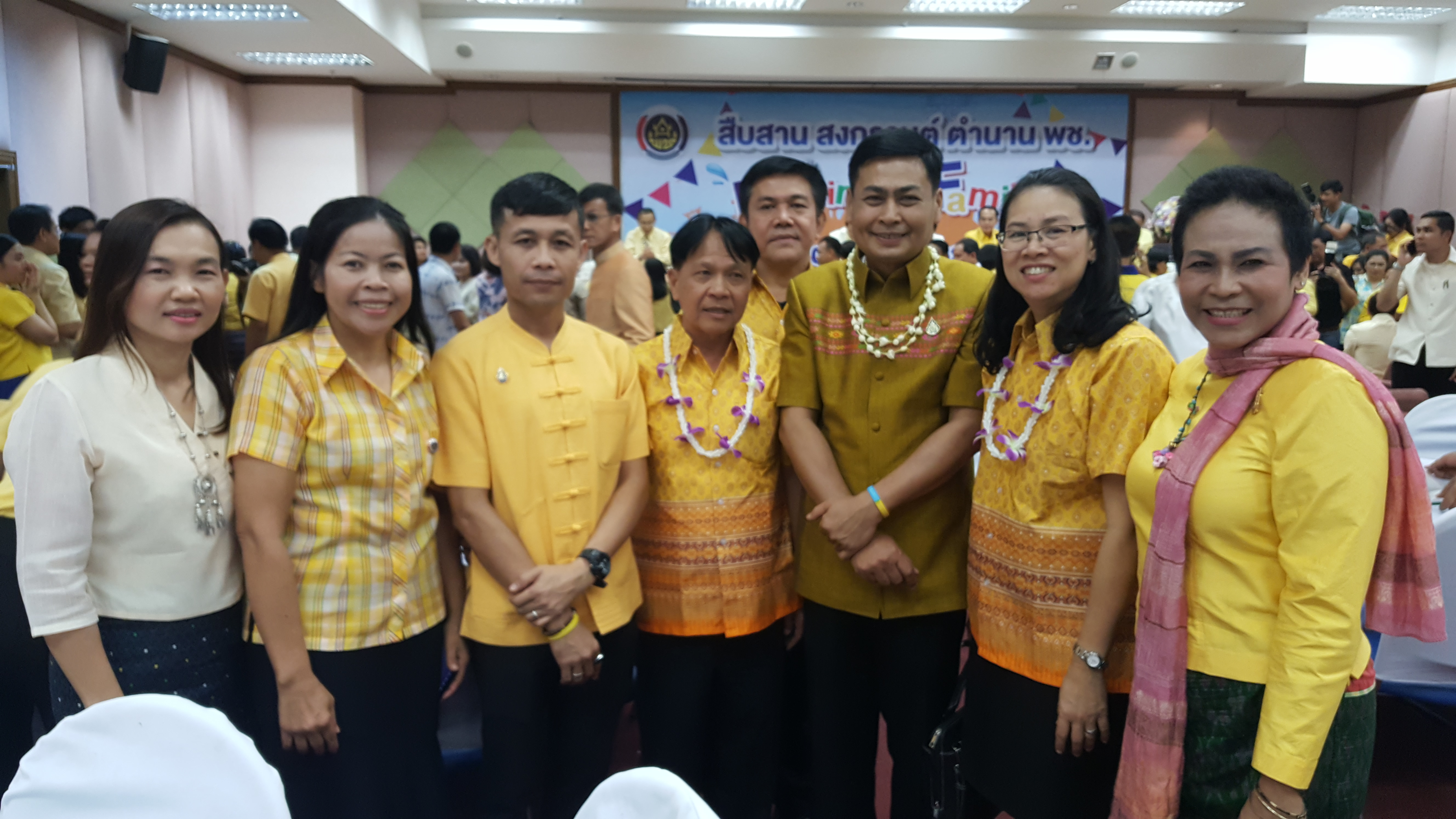 CDD@KAN>>>พช.กาญจน์ ร่วมสืนสานประเพณีสงกรานต์ รดน้ำขอพรผู้บริหารกรมฯ