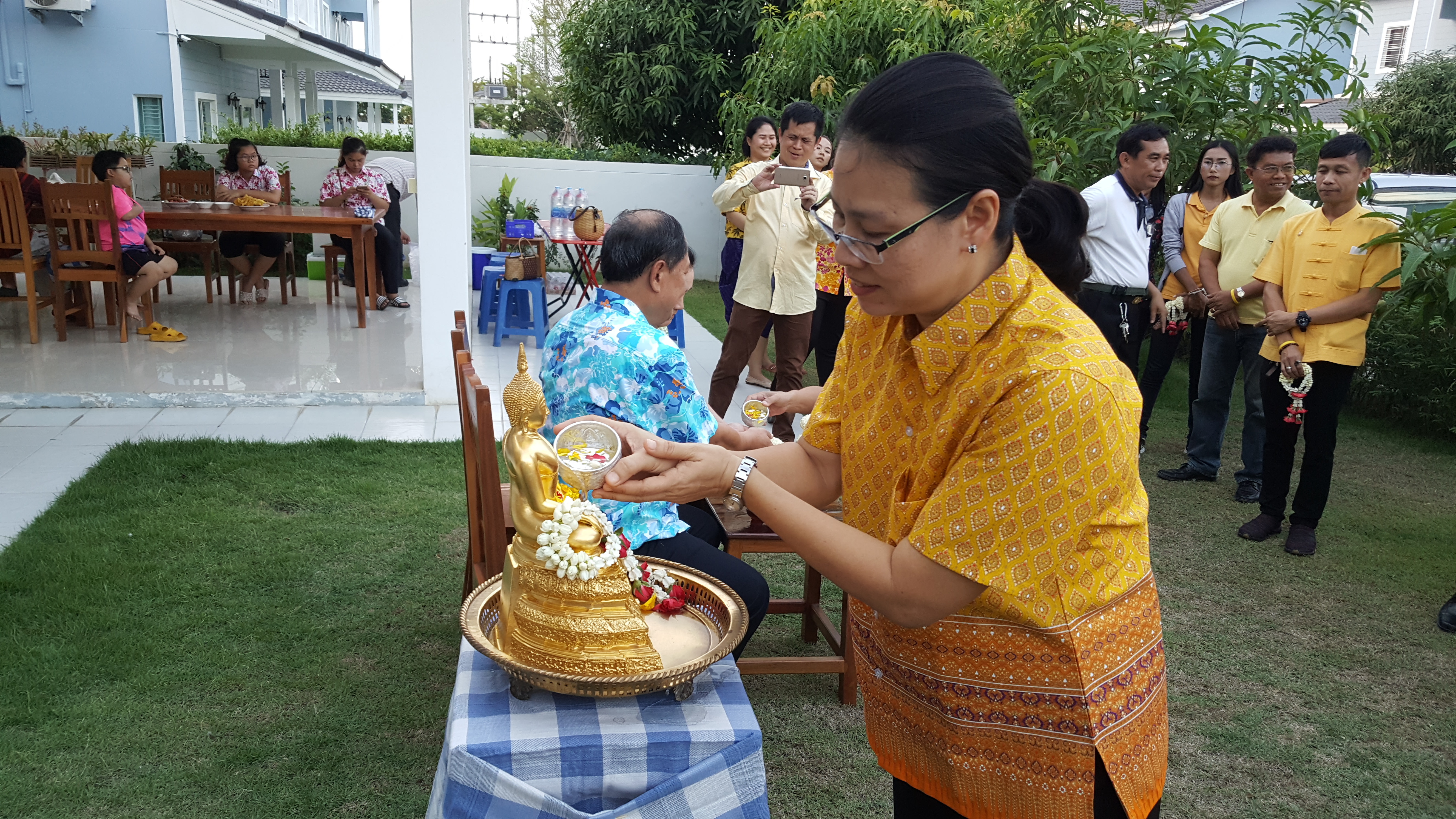 CDD@KAN>>>พช.กาญจน์ร่วมรดน้ำขอพรรองสมเจตน์เนื่องในโอกาสวันสงกรานต์