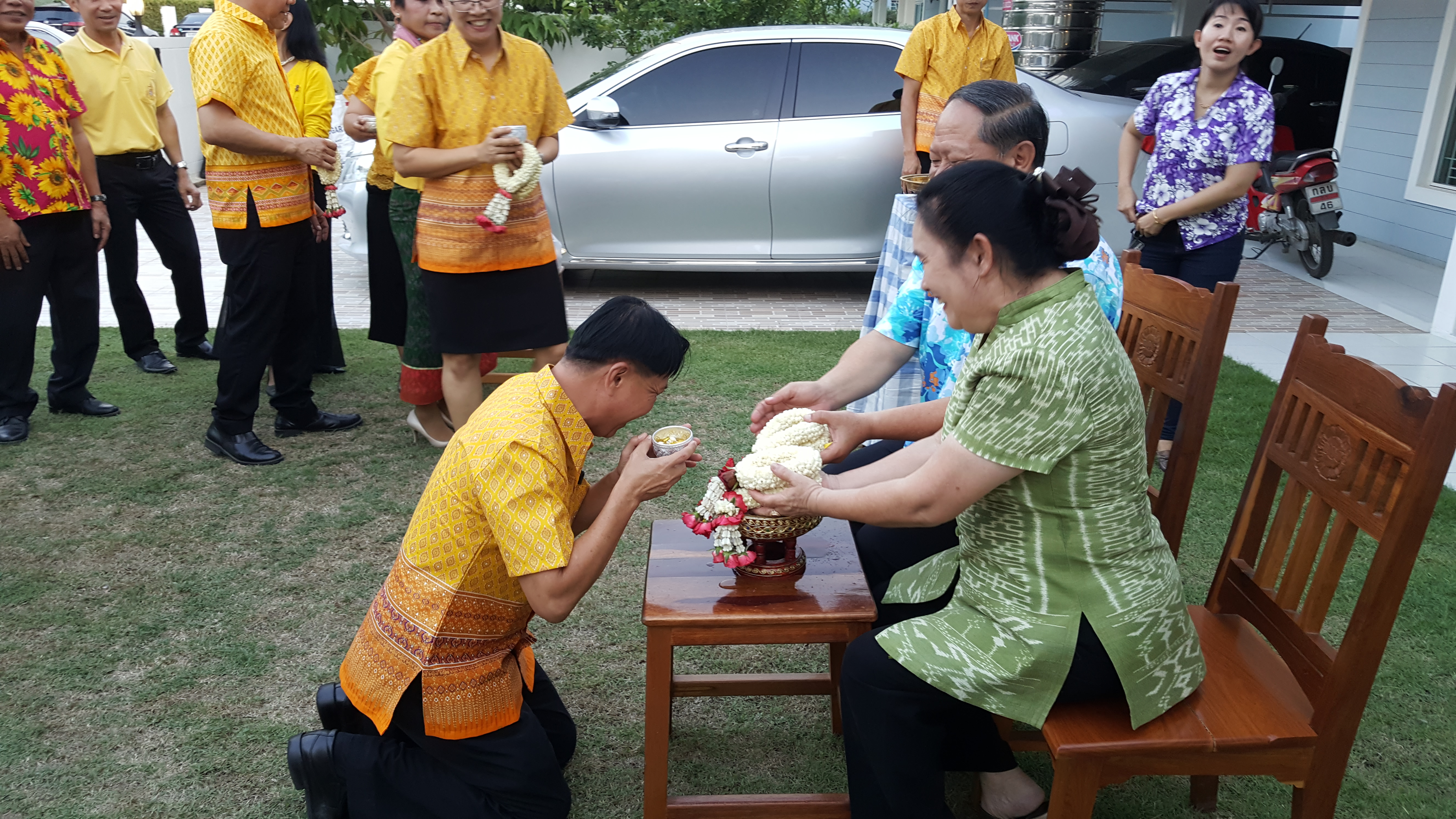 CDD@KAN>>>พช.กาญจน์ร่วมรดน้ำขอพรรองสมเจตน์เนื่องในโอกาสวันสงกรานต์