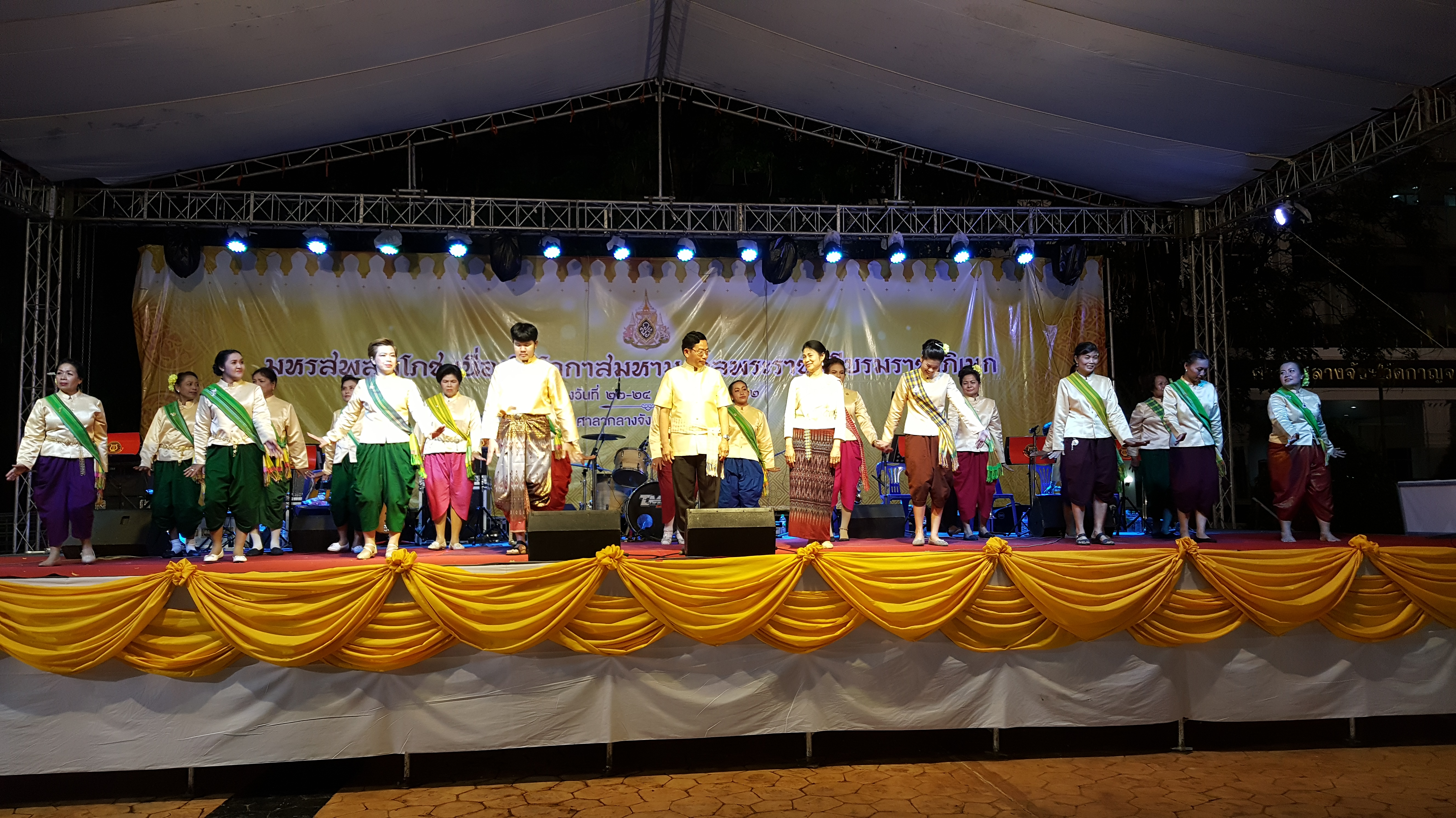 CDD@KAN>>>พัฒนาชุมชนกาญจน์ร่วมออกร้านอาหารโรงครัวพระราชทาน และจัดการแสดงมหรสพสมโภชเนื่องในโอกาสมหามงคลพระราชพิธีบรมราชาภิเษก