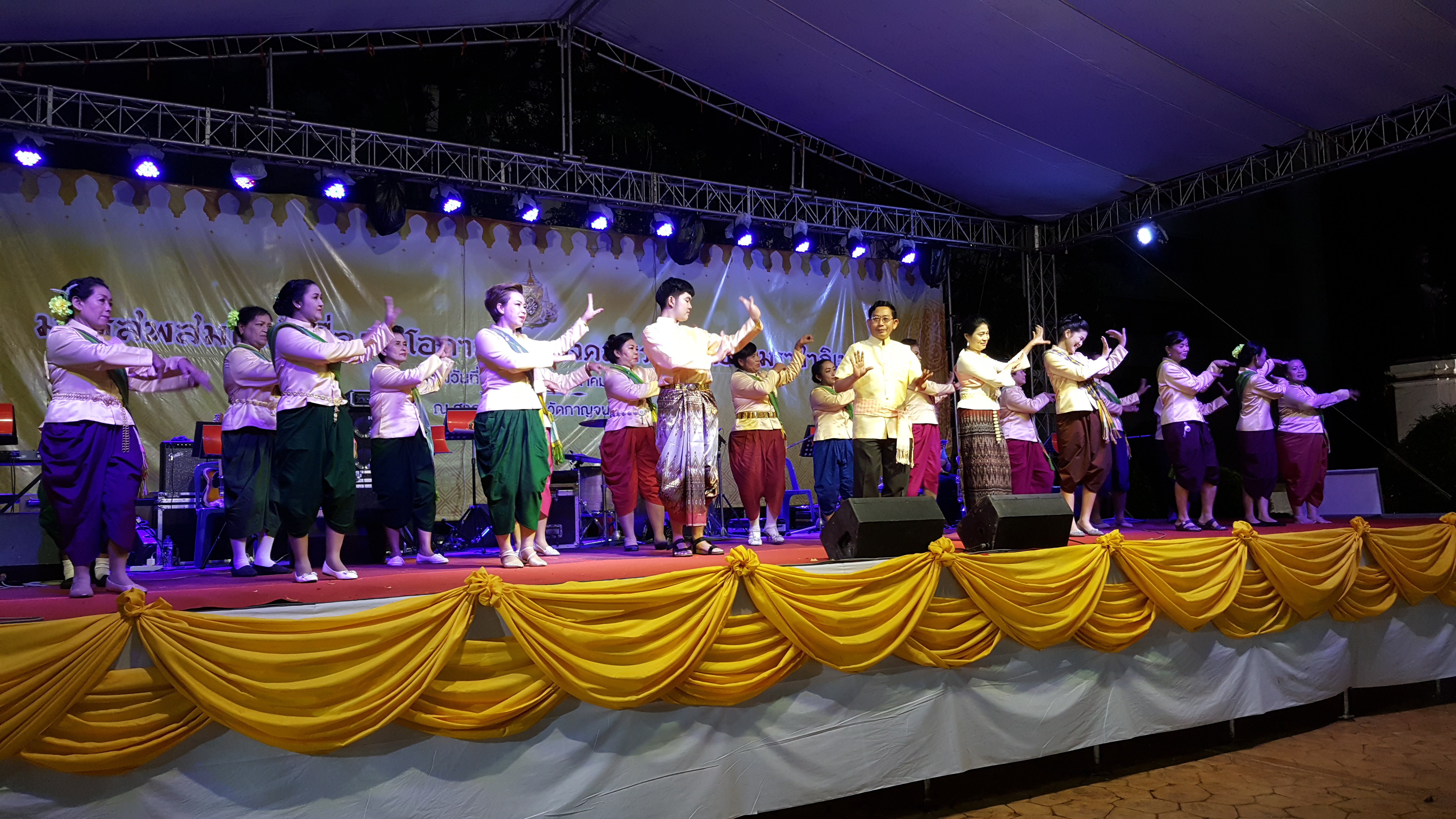 CDD@KAN>>>พัฒนาชุมชนกาญจน์ร่วมออกร้านอาหารโรงครัวพระราชทาน และจัดการแสดงมหรสพสมโภชเนื่องในโอกาสมหามงคลพระราชพิธีบรมราชาภิเษก
