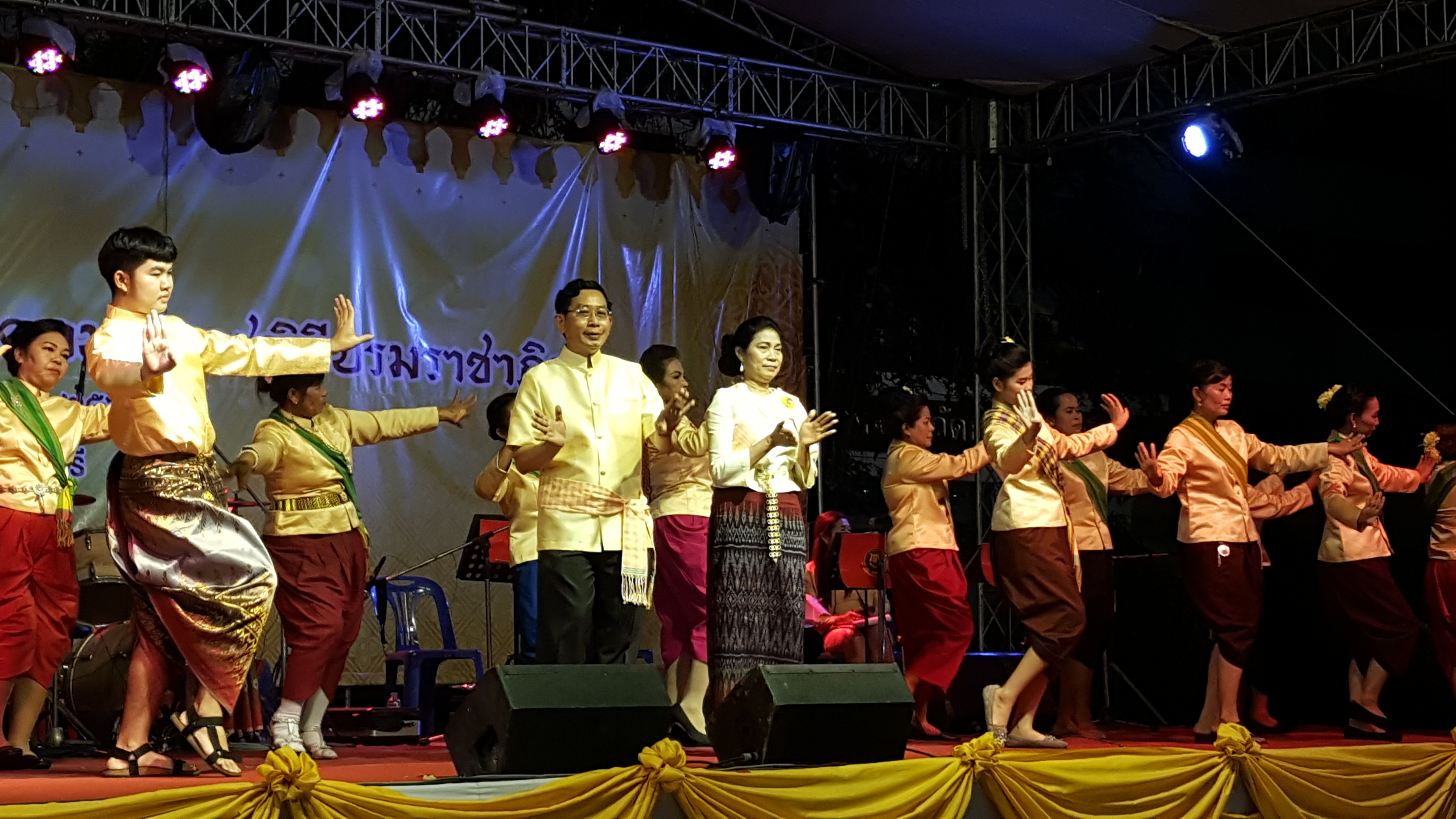 CDD@KAN>>>พัฒนาชุมชนกาญจน์ร่วมออกร้านอาหารโรงครัวพระราชทาน และจัดการแสดงมหรสพสมโภชเนื่องในโอกาสมหามงคลพระราชพิธีบรมราชาภิเษก
