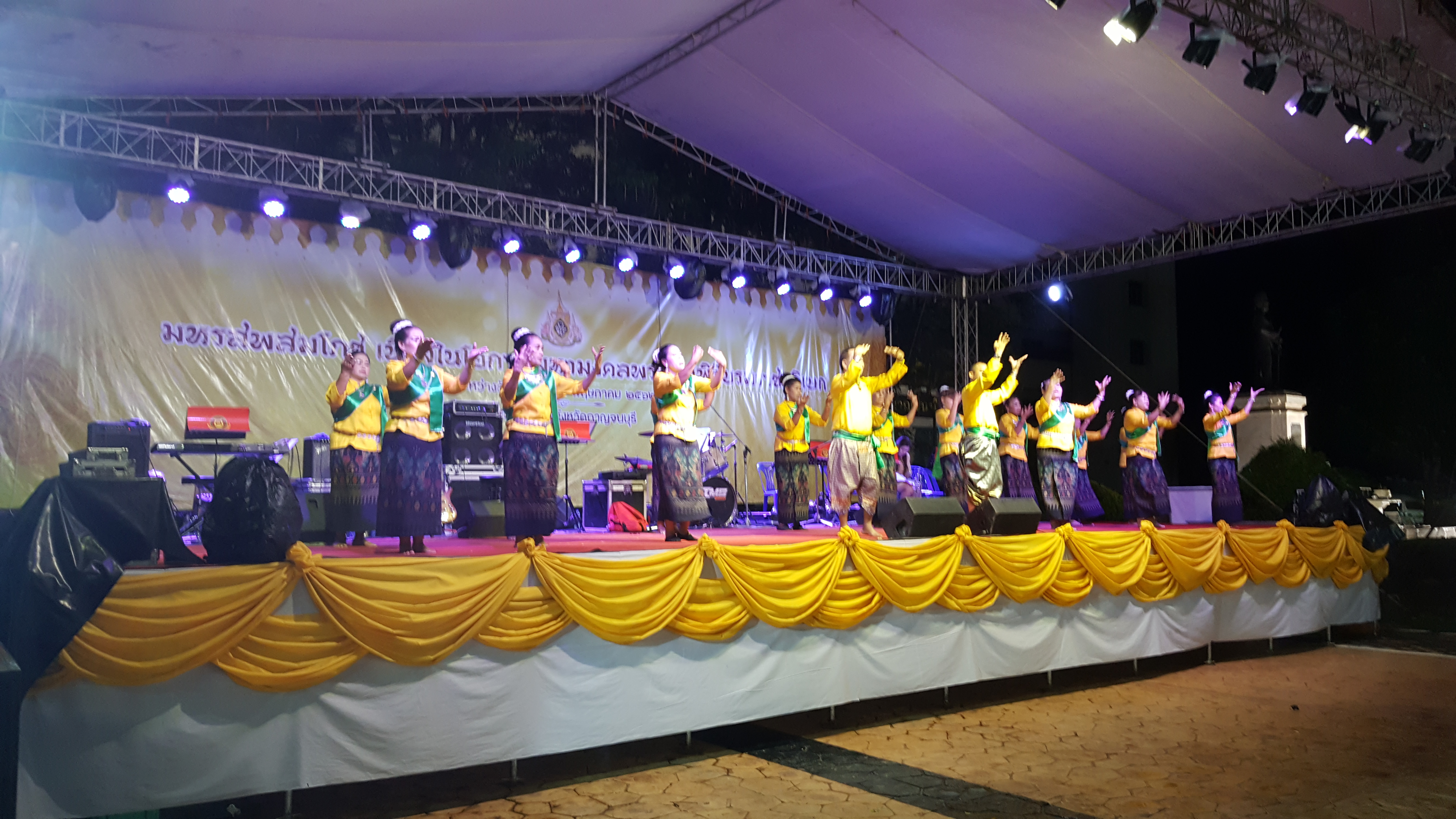 CDD@KAN>>>พัฒนาชุมชนกาญจน์ร่วมออกร้านอาหารโรงครัวพระราชทาน และจัดการแสดงมหรสพสมโภชเนื่องในโอกาสมหามงคลพระราชพิธีบรมราชาภิเษก