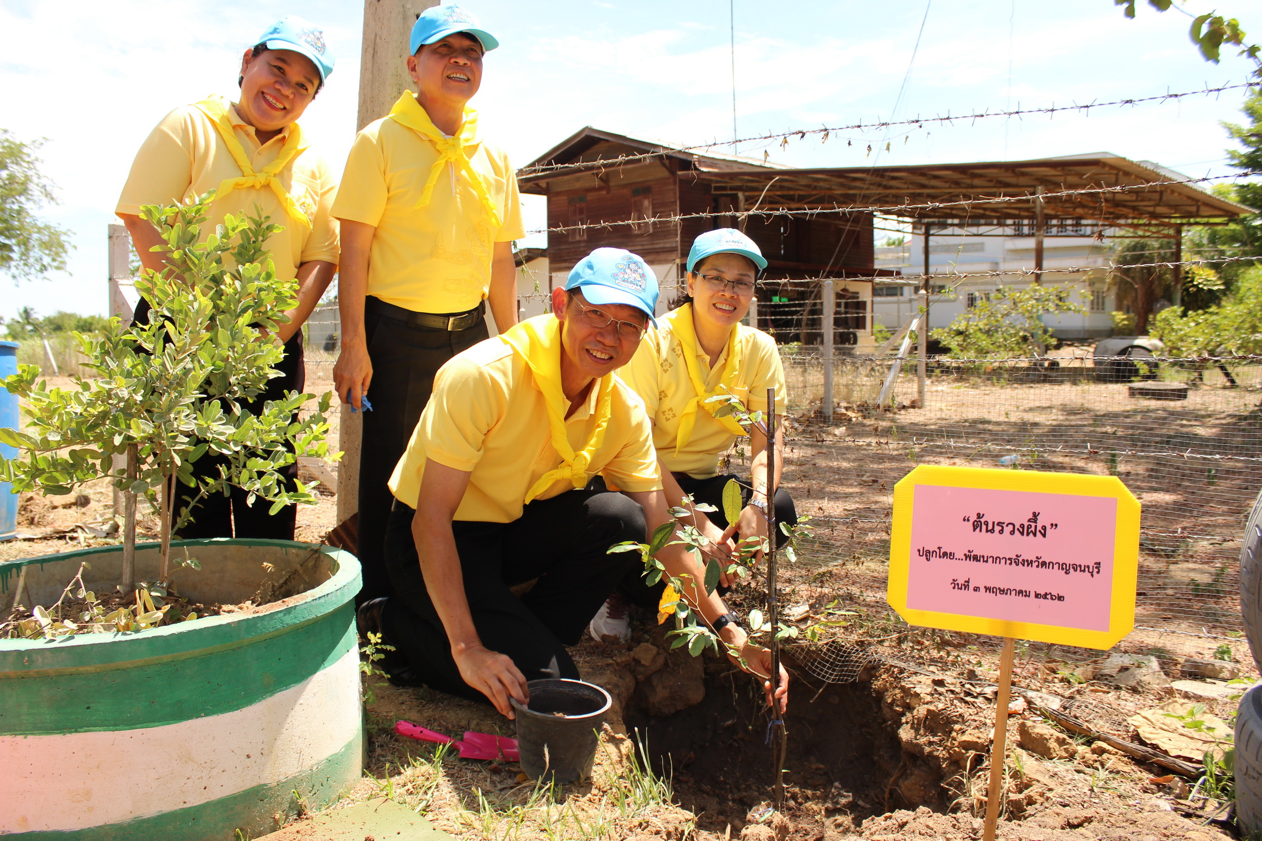 CDD@KAN>>>เมืองกาญจน์รวมใจ จัดโครงการพัฒนาหมู่บ้านเศรษฐกิจพอเพียง มั่นคง มั่งคั่ง ยั่งยืน เฉลิมพระเกียรติเนื่องในโอกาสมหามงคลพระราชพิธีบรมราชาภิเษก