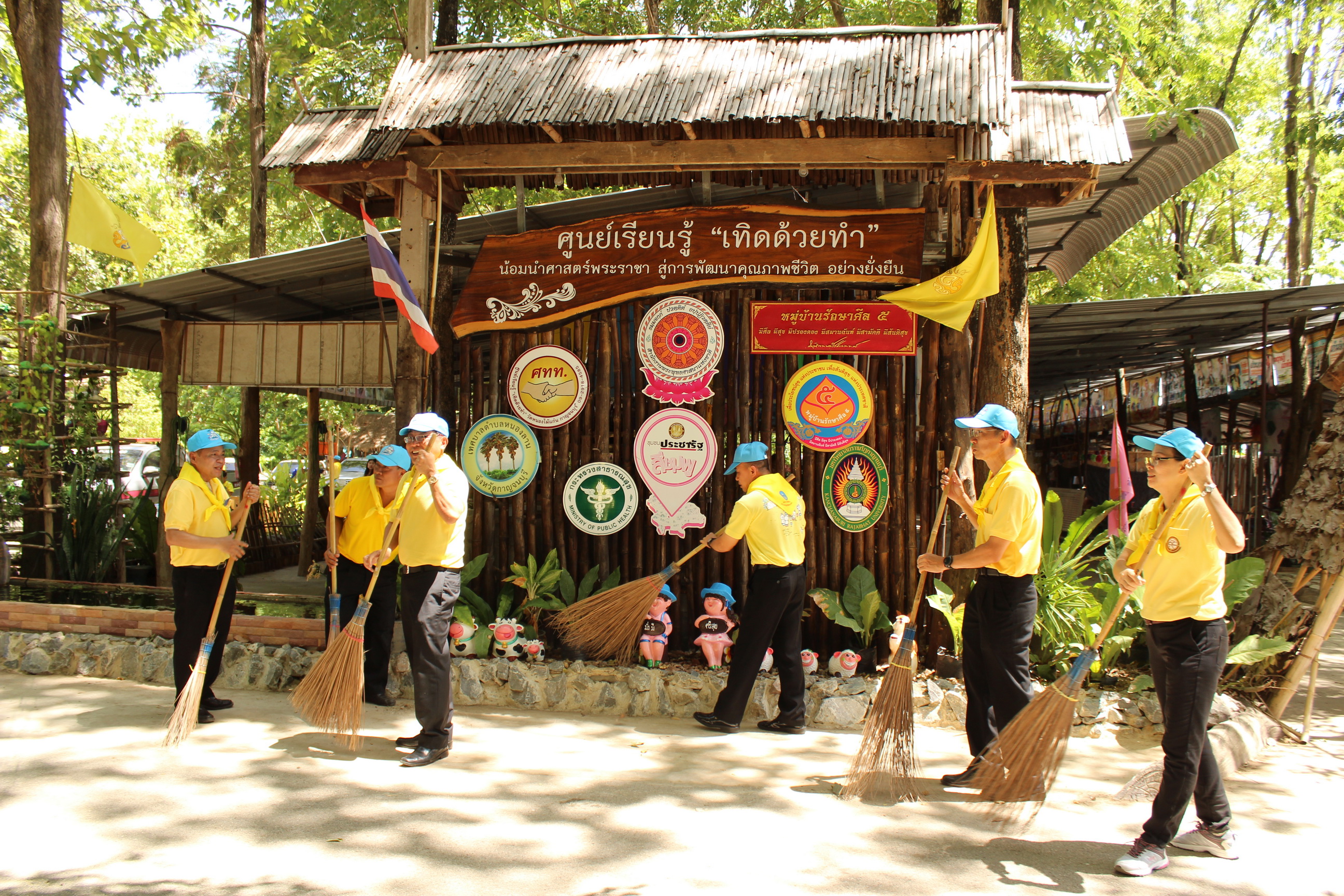 CDD@KAN>>>เมืองกาญจน์รวมใจ จัดโครงการพัฒนาหมู่บ้านเศรษฐกิจพอเพียง มั่นคง มั่งคั่ง ยั่งยืน เฉลิมพระเกียรติเนื่องในโอกาสมหามงคลพระราชพิธีบรมราชาภิเษก