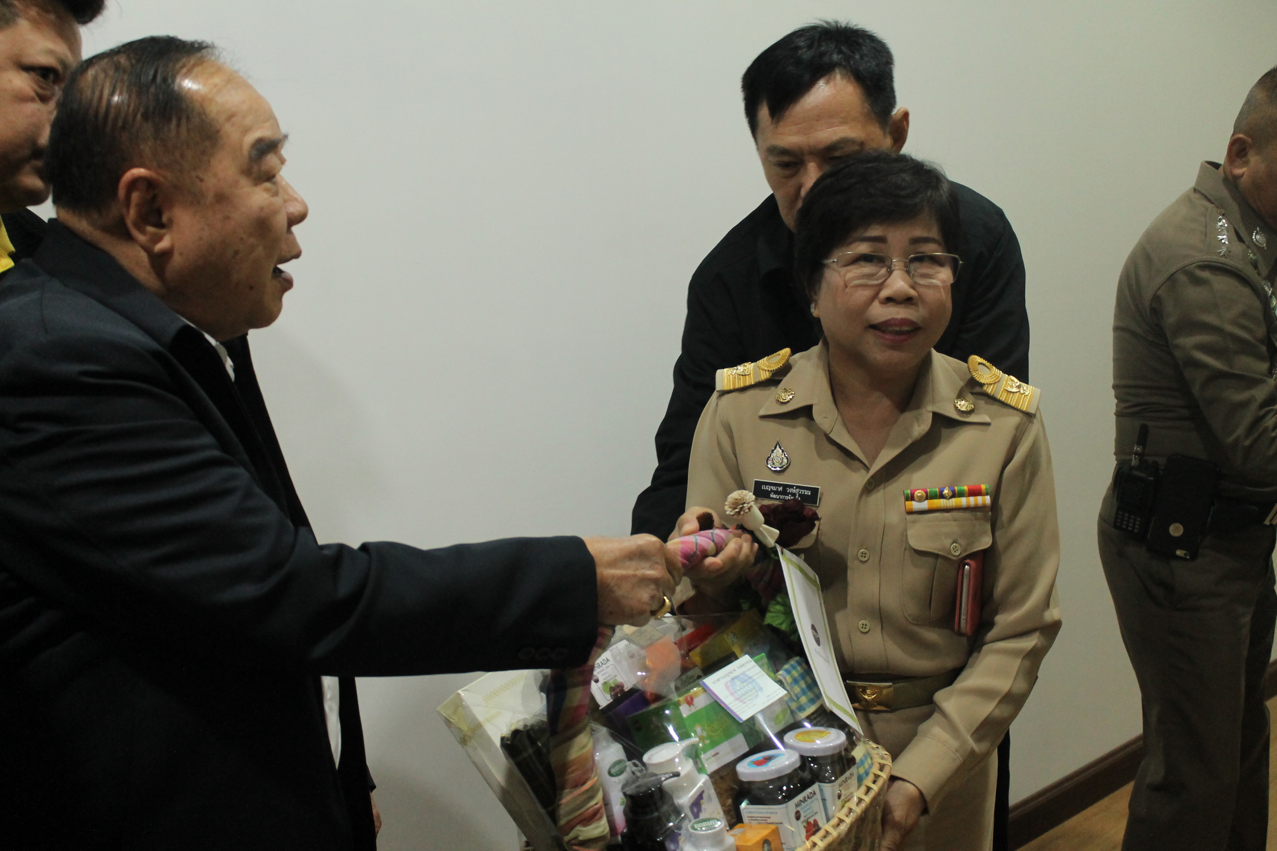 CDD@KAN>>>พัฒนาชุมชนกาญจนบุรีร่วมรับการตรวจราชการและรับฟังผลการปฏิบัติงานตามนโยบายของรัฐบาลในด้านต่างๆของจังหวัดกาญจนบุรี