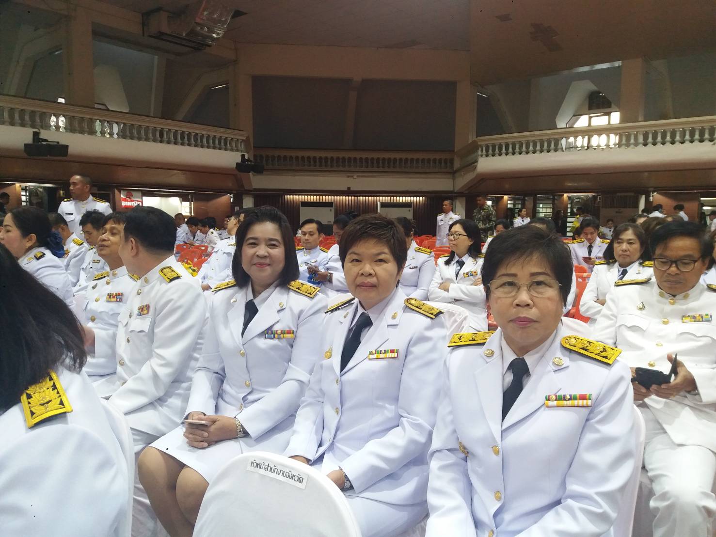 CDD@KAN>>>พัฒนาชุมชนกาญจนบุรี ร่วมพิธีทำบุญตักบาตร และพิธีถวายพานพุ่มดอกไม้และถวายบังคม เนื่องในงานวันพ่อแห่งชาติ 5 ธันวาคม 2562