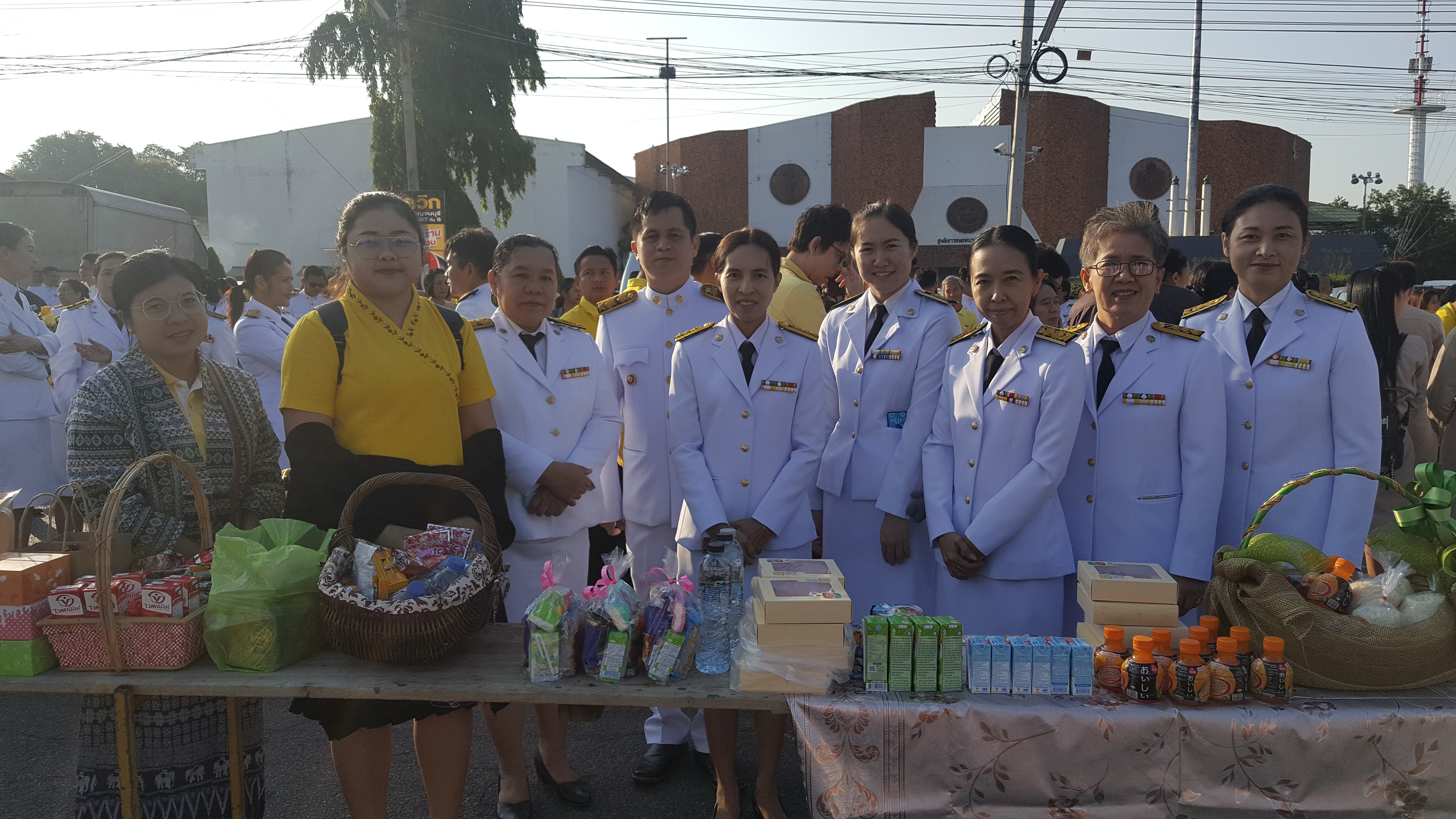 CDD@KAN>>>พัฒนาชุมชนกาญจนบุรี ร่วมพิธีทำบุญตักบาตร และพิธีถวายพานพุ่มดอกไม้และถวายบังคม เนื่องในงานวันพ่อแห่งชาติ 5 ธันวาคม 2562