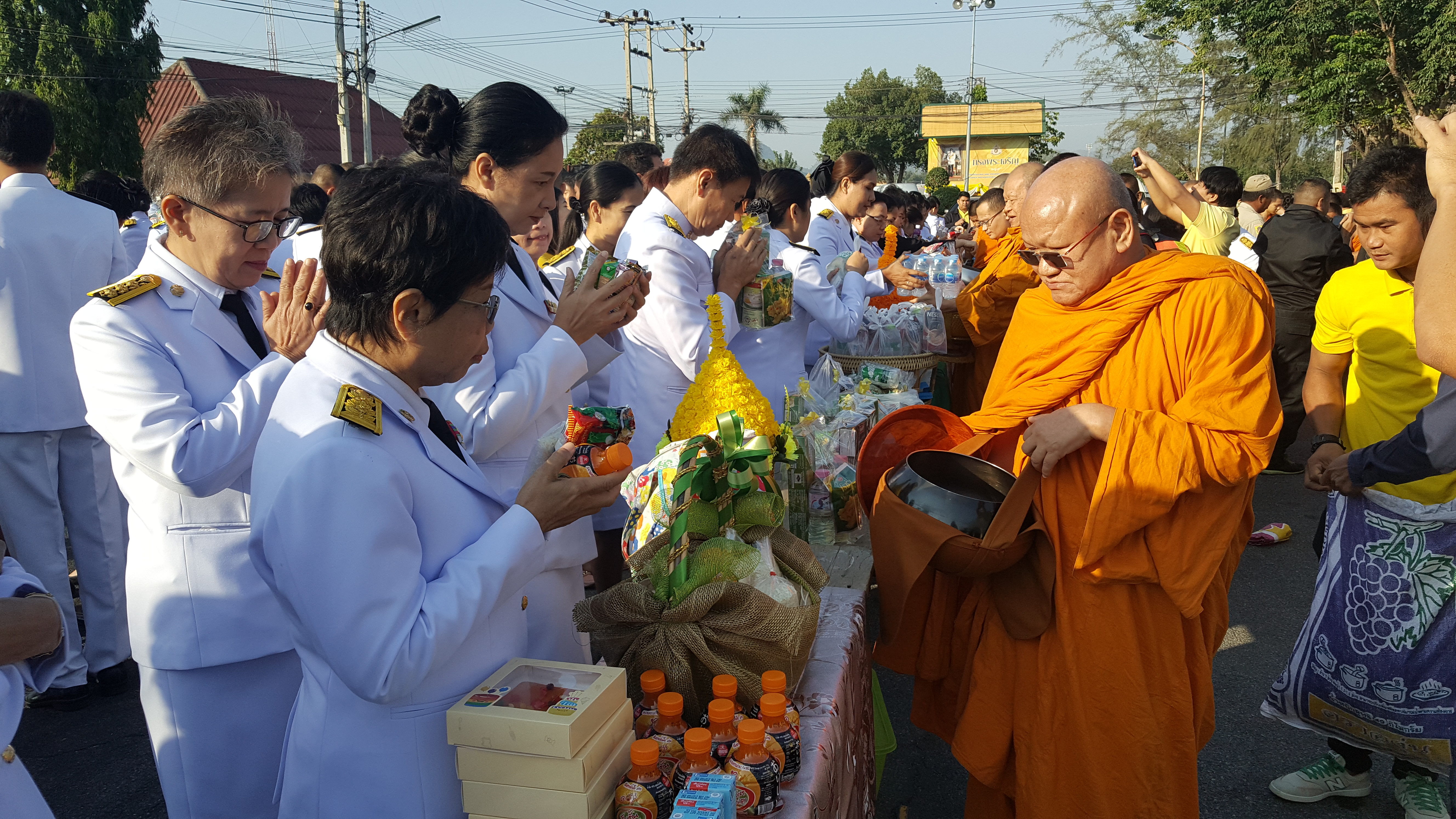 CDD@KAN>>>พัฒนาชุมชนกาญจนบุรี ร่วมพิธีทำบุญตักบาตร และพิธีถวายพานพุ่มดอกไม้และถวายบังคม เนื่องในงานวันพ่อแห่งชาติ 5 ธันวาคม 2562
