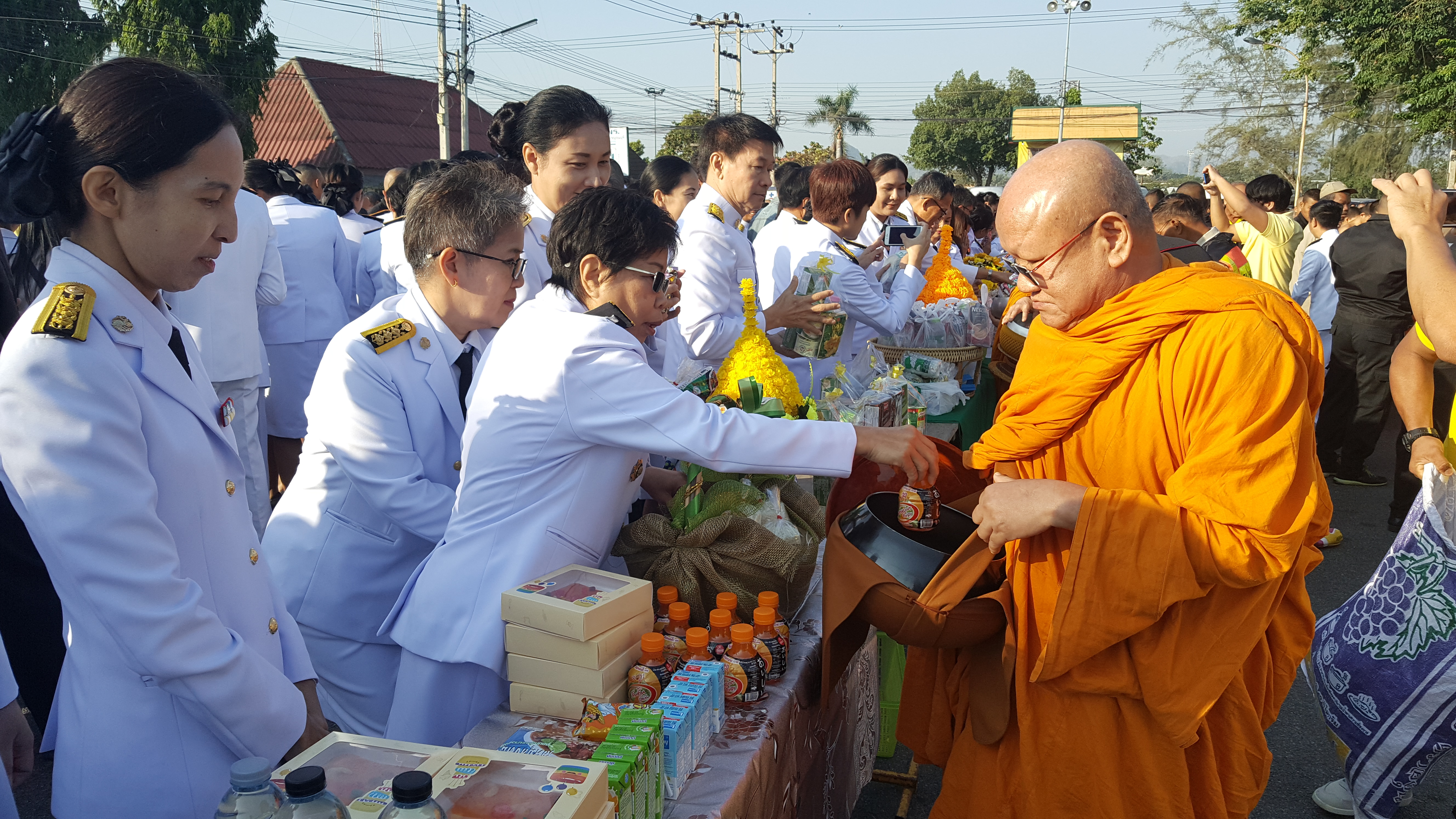 CDD@KAN>>>พัฒนาชุมชนกาญจนบุรี ร่วมพิธีทำบุญตักบาตร และพิธีถวายพานพุ่มดอกไม้และถวายบังคม เนื่องในงานวันพ่อแห่งชาติ 5 ธันวาคม 2562