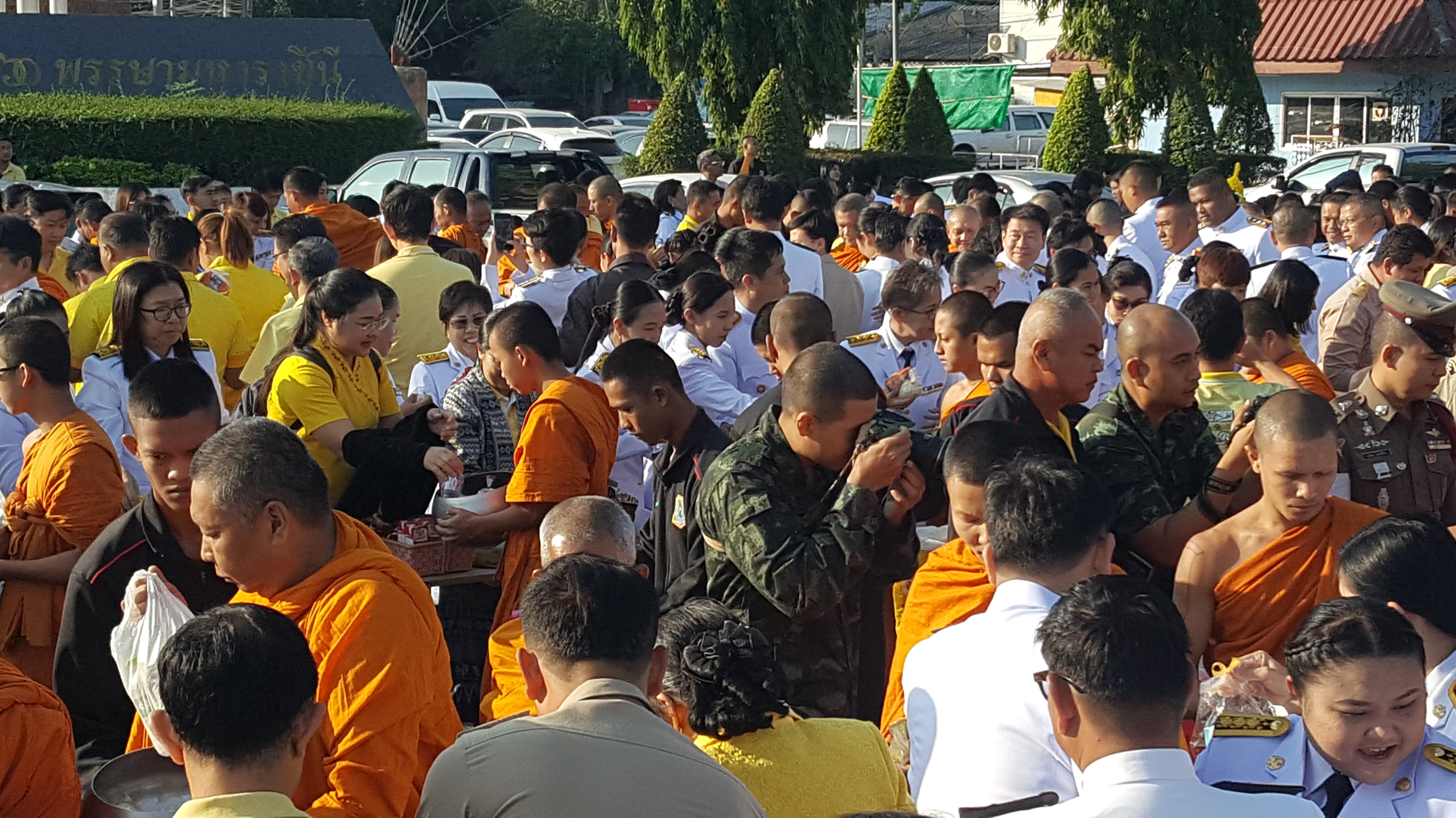 CDD@KAN>>>พัฒนาชุมชนกาญจนบุรี ร่วมพิธีทำบุญตักบาตร และพิธีถวายพานพุ่มดอกไม้และถวายบังคม เนื่องในงานวันพ่อแห่งชาติ 5 ธันวาคม 2562