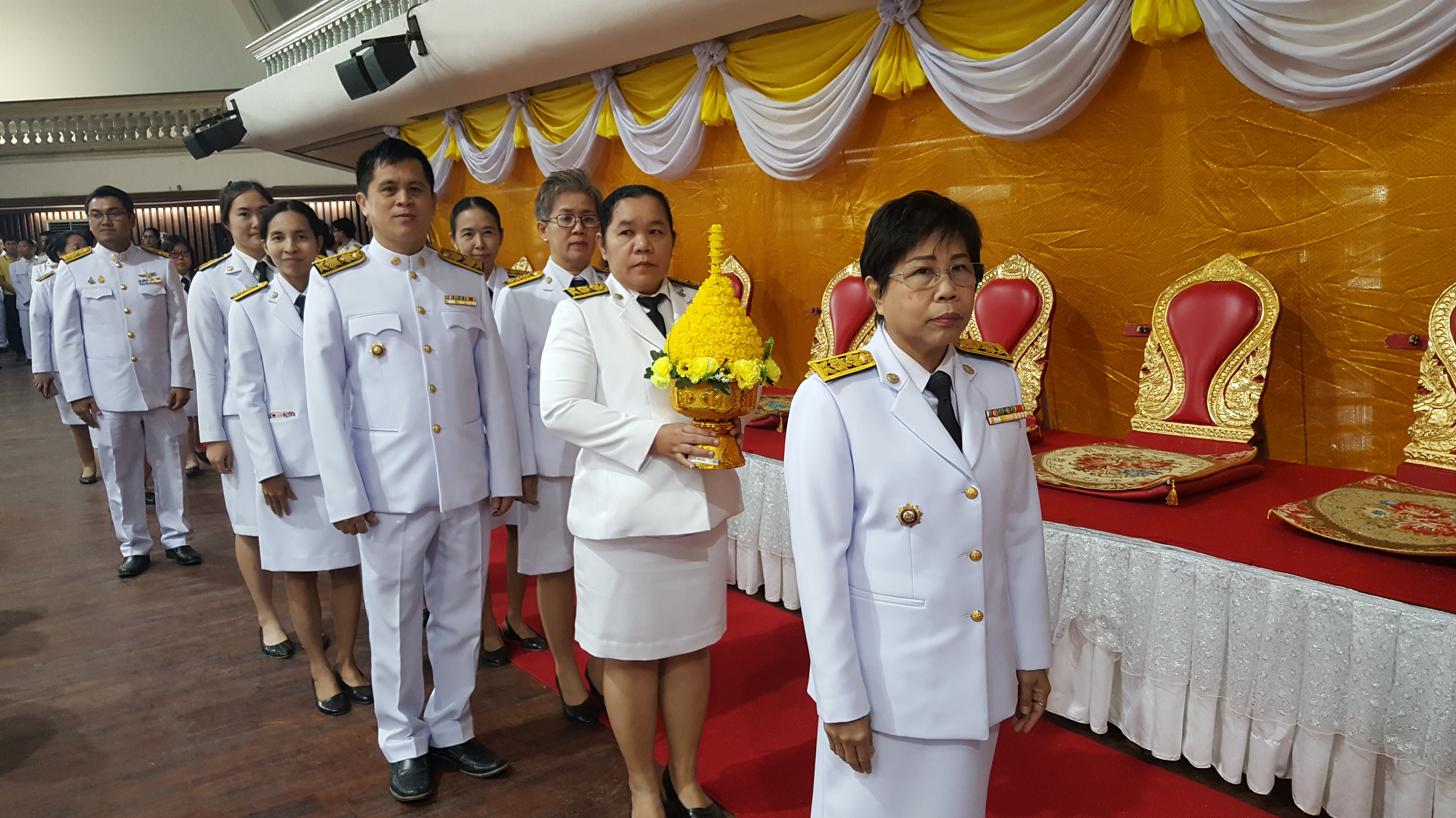 CDD@KAN>>>พัฒนาชุมชนกาญจนบุรี ร่วมพิธีทำบุญตักบาตร และพิธีถวายพานพุ่มดอกไม้และถวายบังคม เนื่องในงานวันพ่อแห่งชาติ 5 ธันวาคม 2562