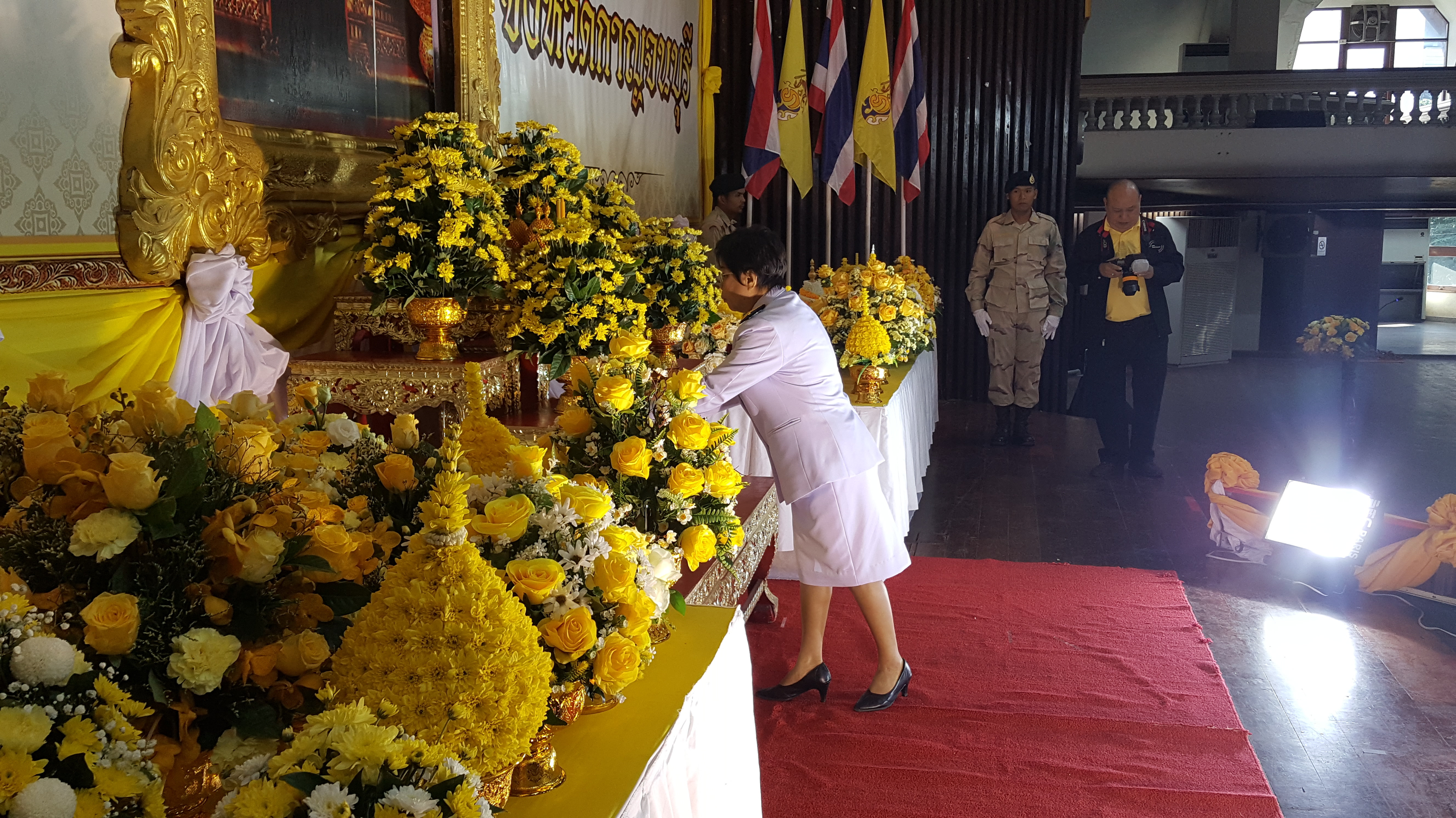 CDD@KAN>>>พัฒนาชุมชนกาญจนบุรี ร่วมพิธีทำบุญตักบาตร และพิธีถวายพานพุ่มดอกไม้และถวายบังคม เนื่องในงานวันพ่อแห่งชาติ 5 ธันวาคม 2562