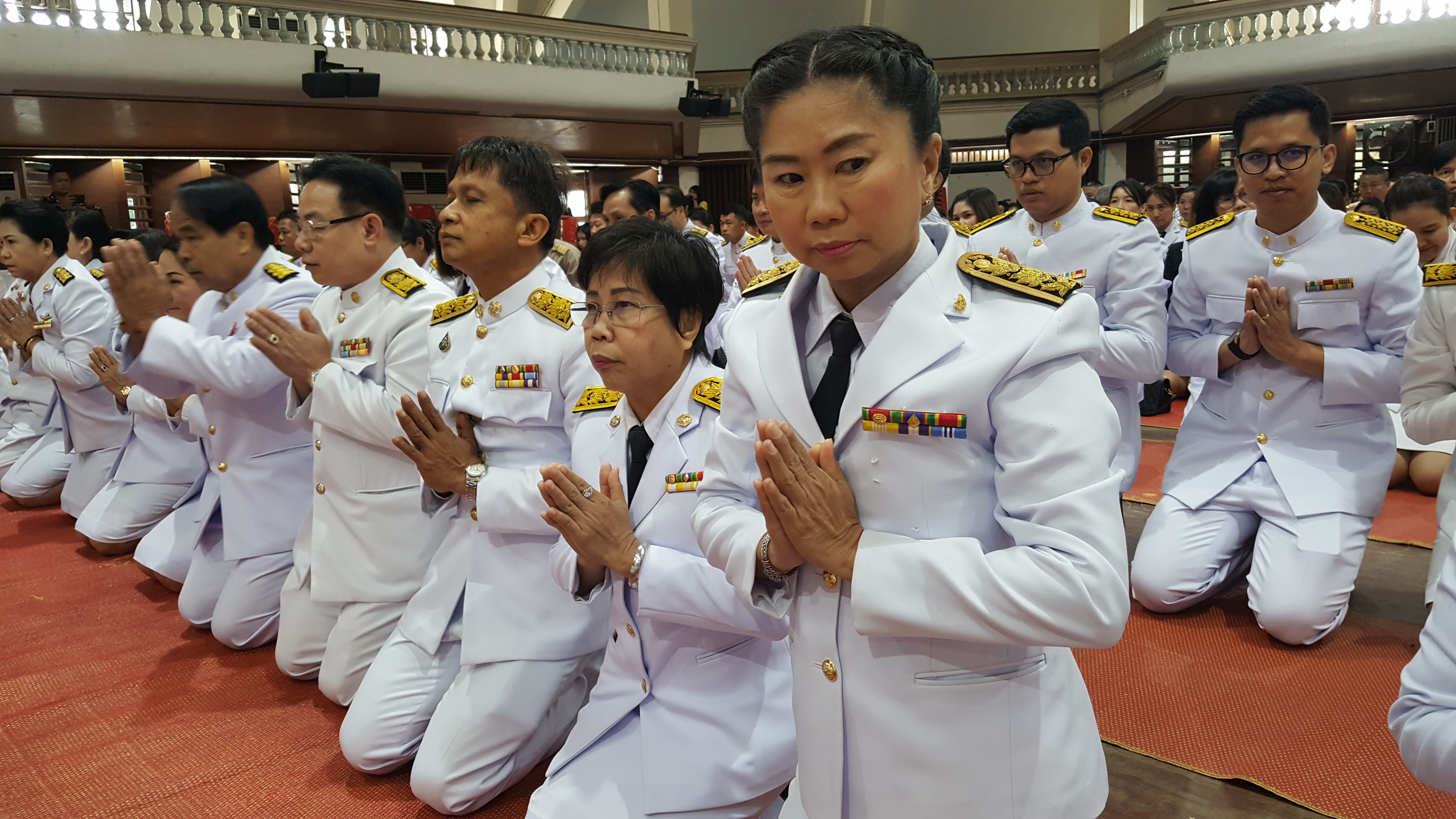 CDD@KAN>>>พัฒนาชุมชนกาญจนบุรี ร่วมพิธีทำบุญตักบาตร และพิธีถวายพานพุ่มดอกไม้และถวายบังคม เนื่องในงานวันพ่อแห่งชาติ 5 ธันวาคม 2562
