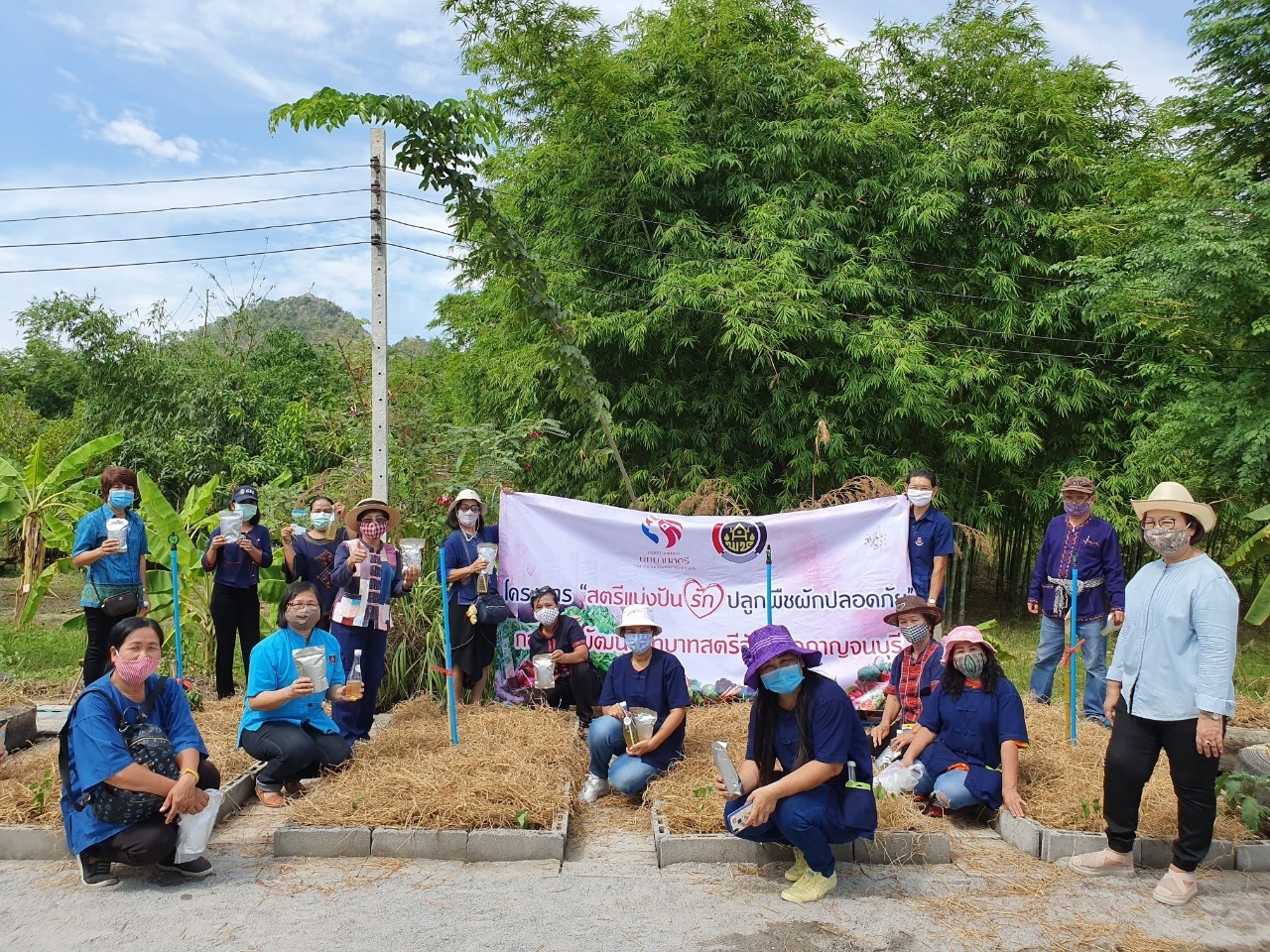 CDD@KAN>>>สตรีกาญจน์ Kick Off โครงการสตรีแบ่งปันรัก ปลูกพืชผักปลอดภัย พร้อมกันทุกพื้นที่