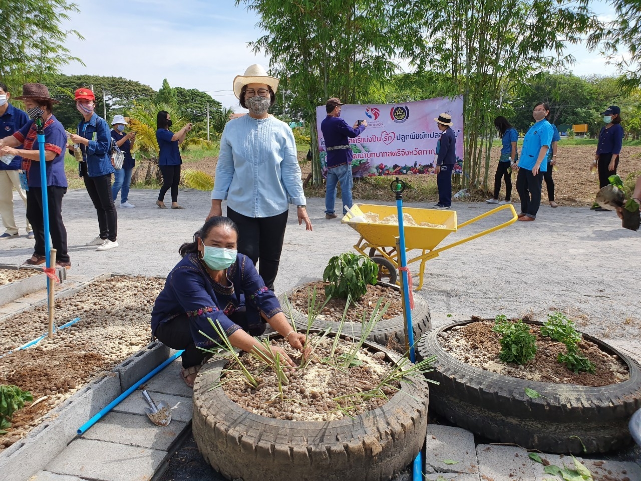 CDD@KAN>>>สตรีกาญจน์ Kick Off โครงการสตรีแบ่งปันรัก ปลูกพืชผักปลอดภัย พร้อมกันทุกพื้นที่