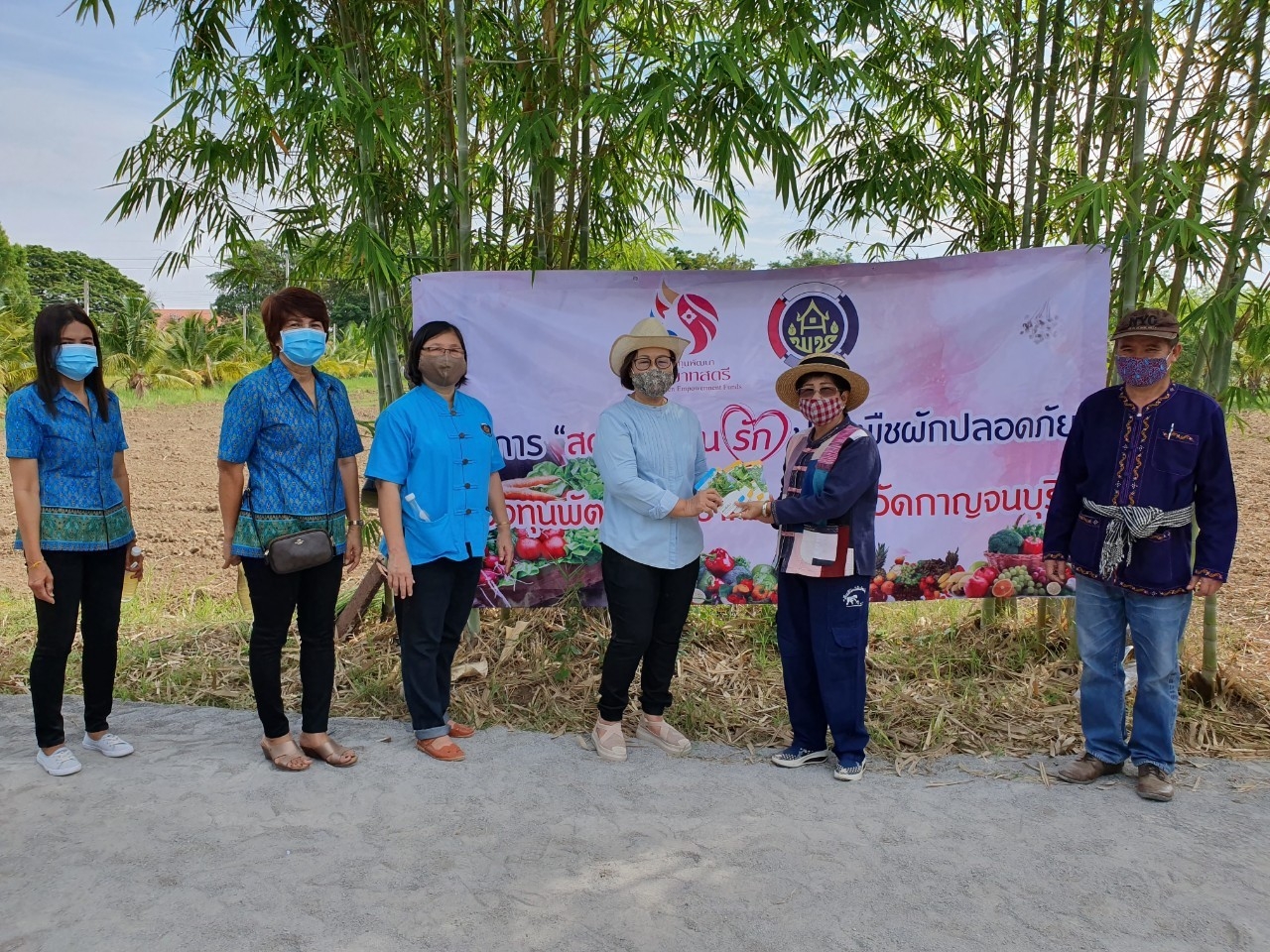 CDD@KAN>>>สตรีกาญจน์ Kick Off โครงการสตรีแบ่งปันรัก ปลูกพืชผักปลอดภัย พร้อมกันทุกพื้นที่