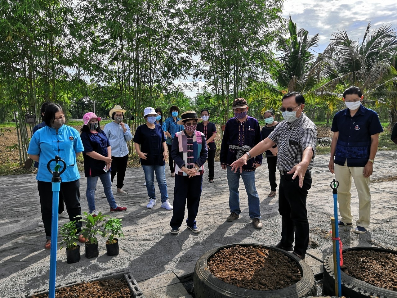 CDD@KAN>>>สตรีกาญจน์ Kick Off โครงการสตรีแบ่งปันรัก ปลูกพืชผักปลอดภัย พร้อมกันทุกพื้นที่