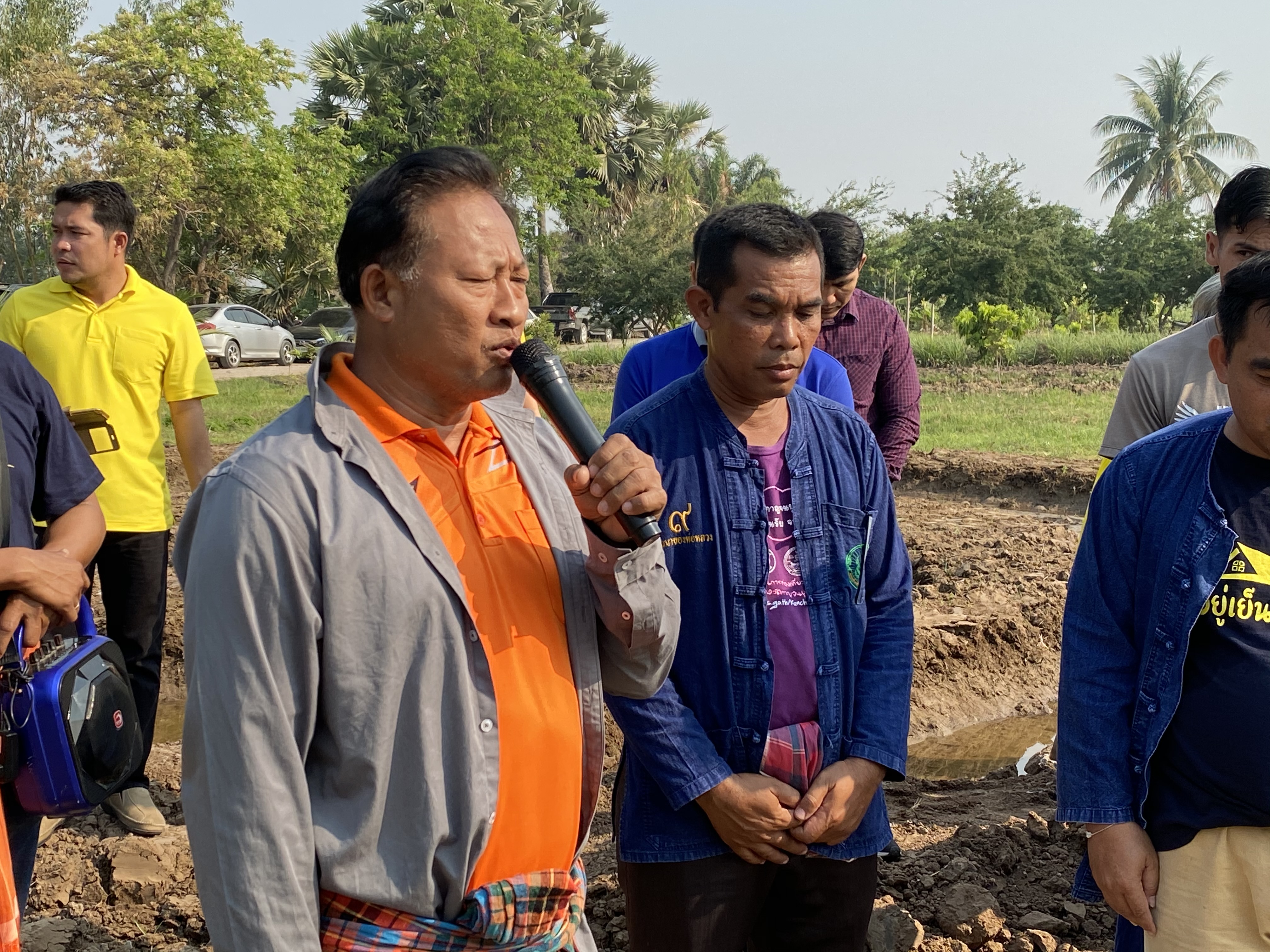 CDD@KAN>>>พัฒนาชุมชนกาญจนบุรี จัดกิจกรรมเอามื้อสามัคคี โคก หนอง นา  “หิ้วปิ่นโตไปเอามื้อ ถือจอบเสียม ไปพลิกฟื้นแผ่นดิน”