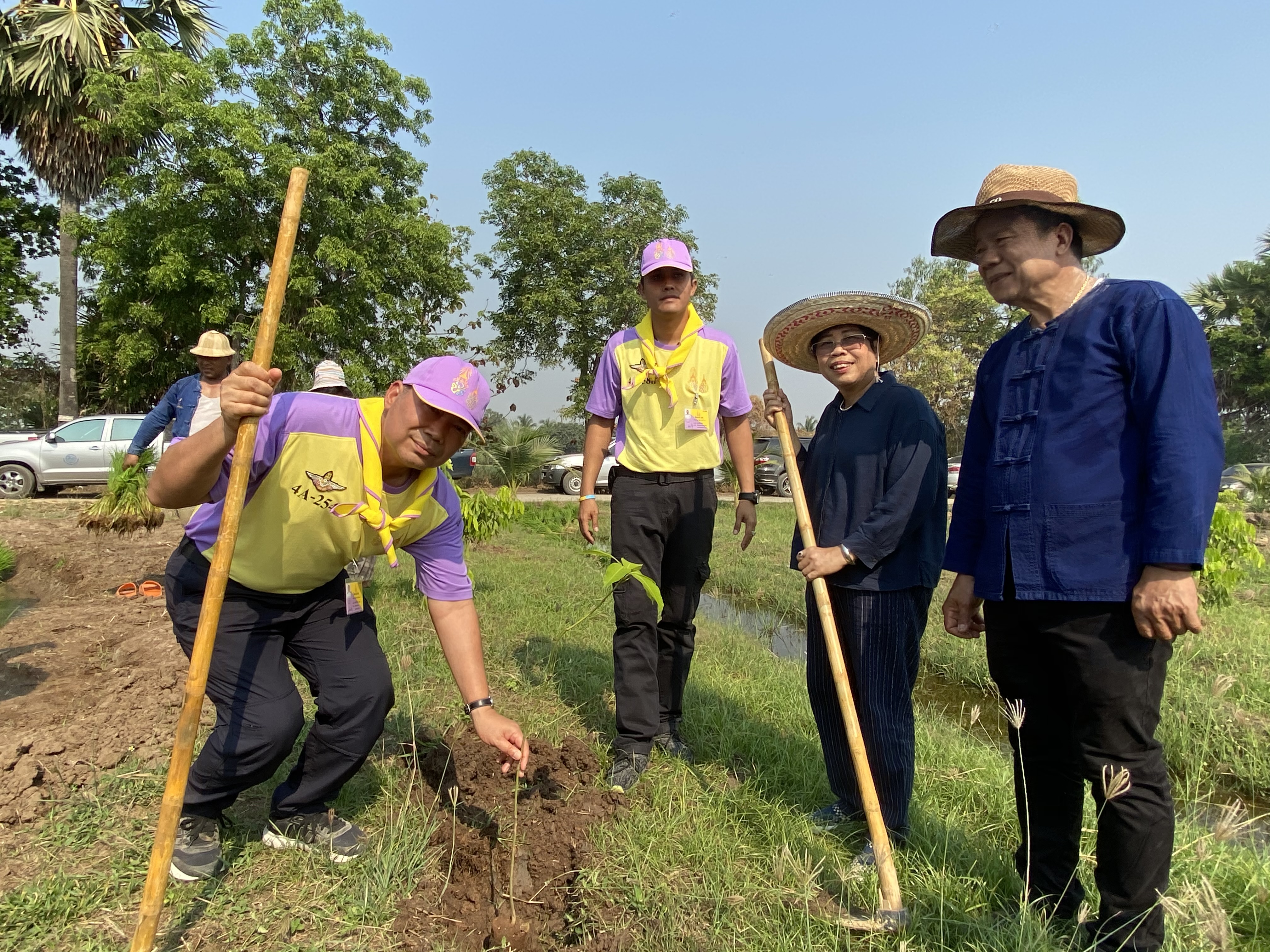 CDD@KAN>>>พัฒนาชุมชนกาญจนบุรี จัดกิจกรรมเอามื้อสามัคคี โคก หนอง นา  “หิ้วปิ่นโตไปเอามื้อ ถือจอบเสียม ไปพลิกฟื้นแผ่นดิน”