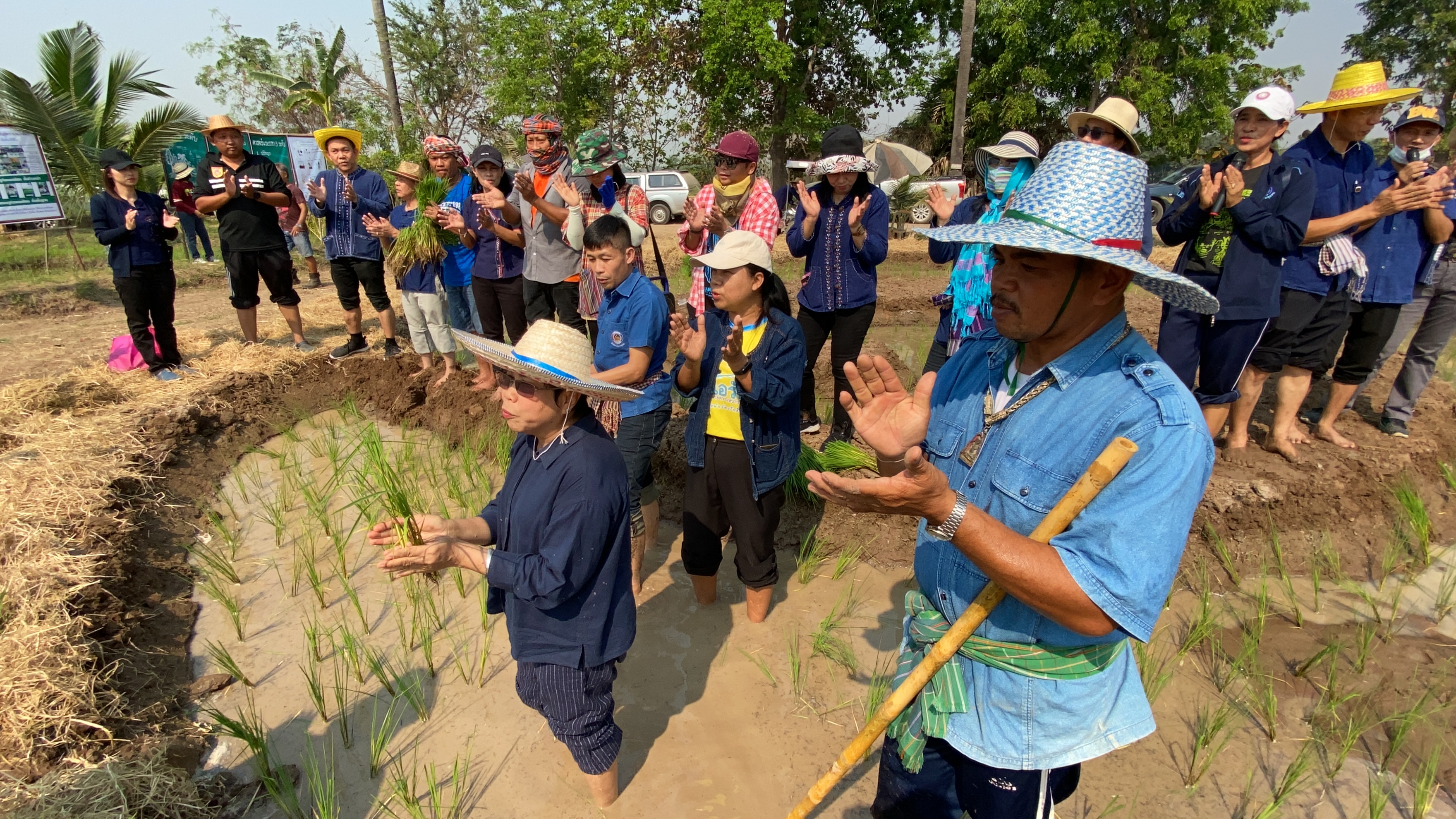 CDD@KAN>>>พัฒนาชุมชนกาญจนบุรี จัดกิจกรรมเอามื้อสามัคคี โคก หนอง นา  “หิ้วปิ่นโตไปเอามื้อ ถือจอบเสียม ไปพลิกฟื้นแผ่นดิน”