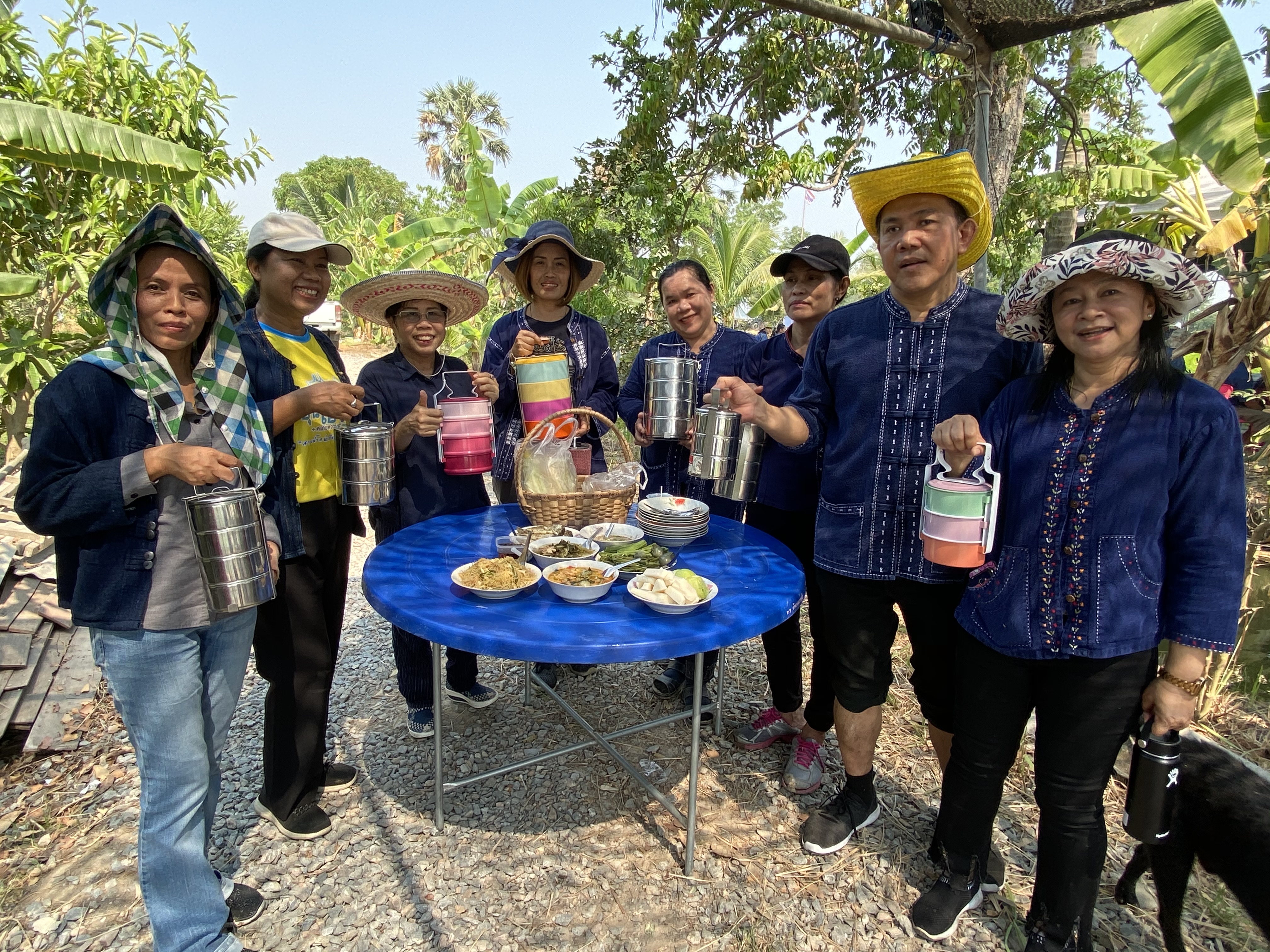 CDD@KAN>>>พัฒนาชุมชนกาญจนบุรี จัดกิจกรรมเอามื้อสามัคคี โคก หนอง นา  “หิ้วปิ่นโตไปเอามื้อ ถือจอบเสียม ไปพลิกฟื้นแผ่นดิน”