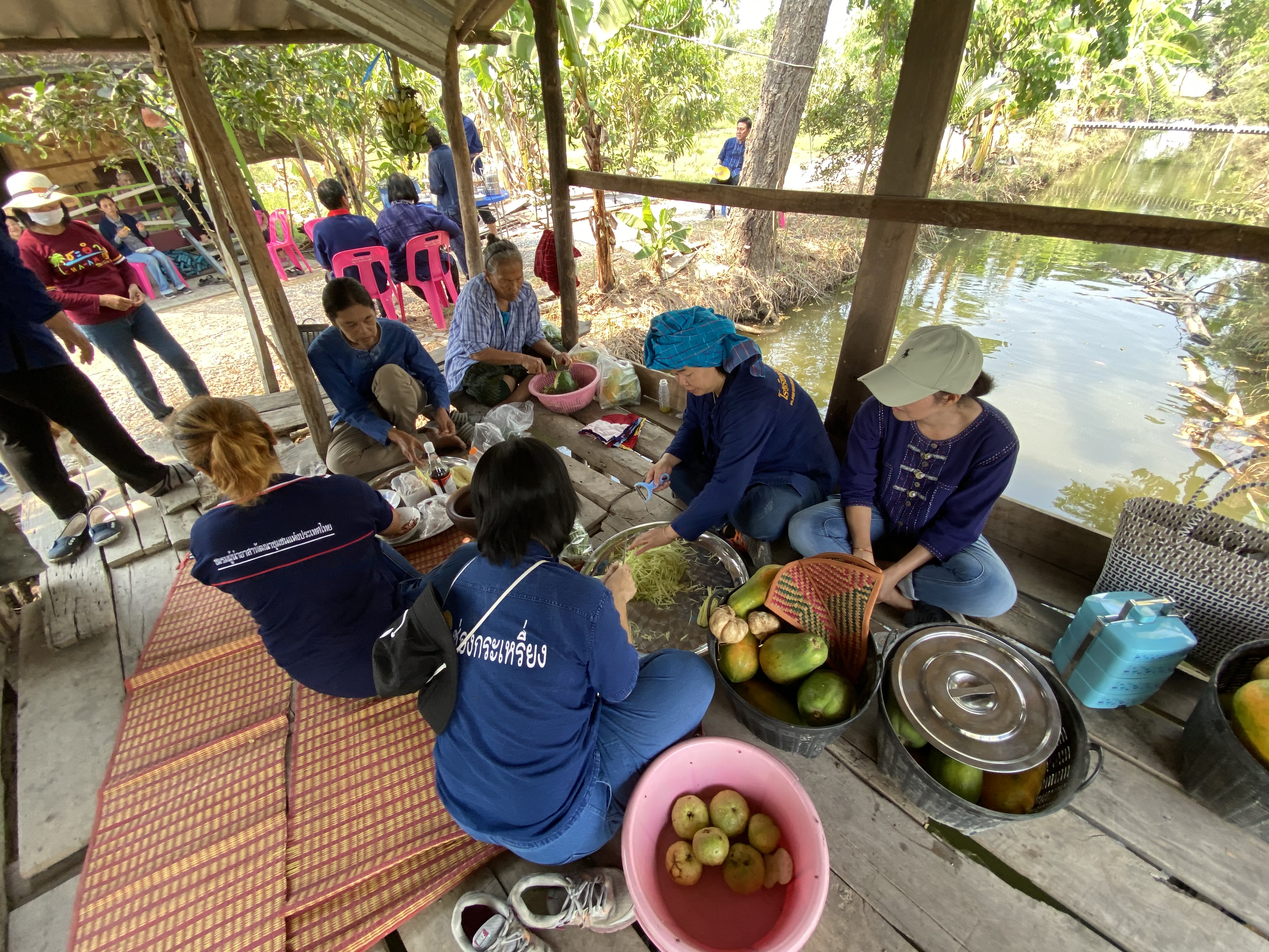 CDD@KAN>>>พัฒนาชุมชนกาญจนบุรี จัดกิจกรรมเอามื้อสามัคคี โคก หนอง นา  “หิ้วปิ่นโตไปเอามื้อ ถือจอบเสียม ไปพลิกฟื้นแผ่นดิน”