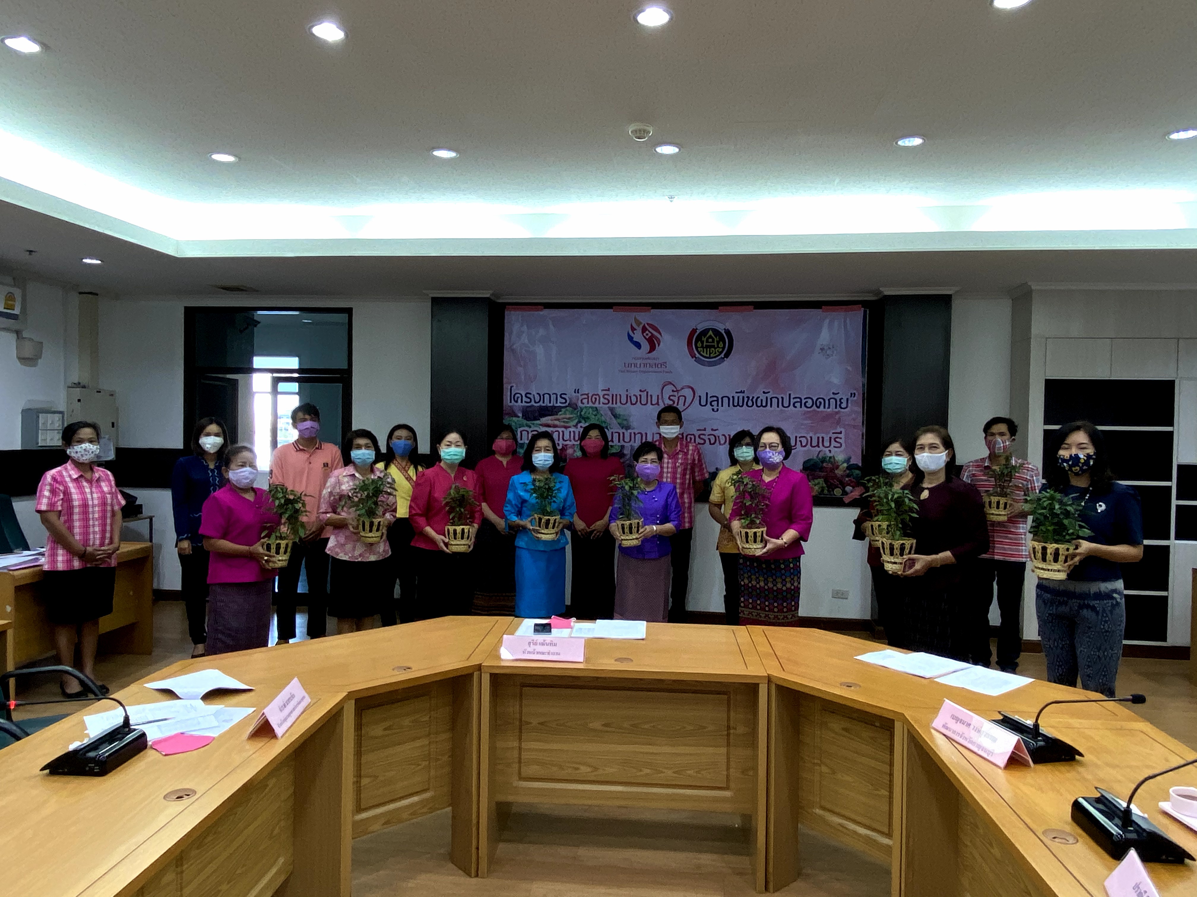CDD@KAN>>>พัฒนาชุมชนกาญจนบุรีจัดการประชุมคณะทำงานขับเคลื่อนกองทุนพัฒนาบทบาทสตรีจังหวัดกาญจนบุรี ครั้งที่ 4/2563