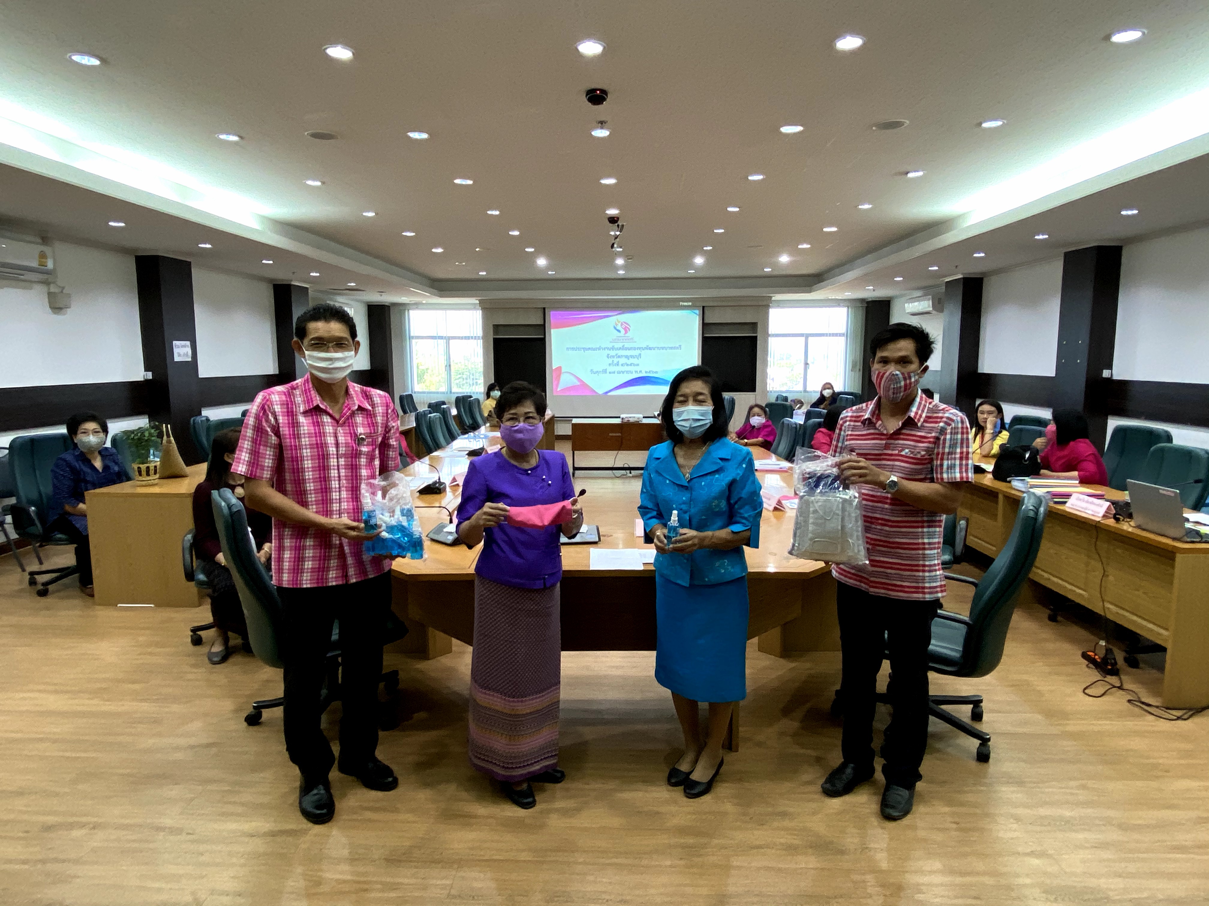 CDD@KAN>>>พัฒนาชุมชนกาญจนบุรีจัดการประชุมคณะทำงานขับเคลื่อนกองทุนพัฒนาบทบาทสตรีจังหวัดกาญจนบุรี ครั้งที่ 4/2563