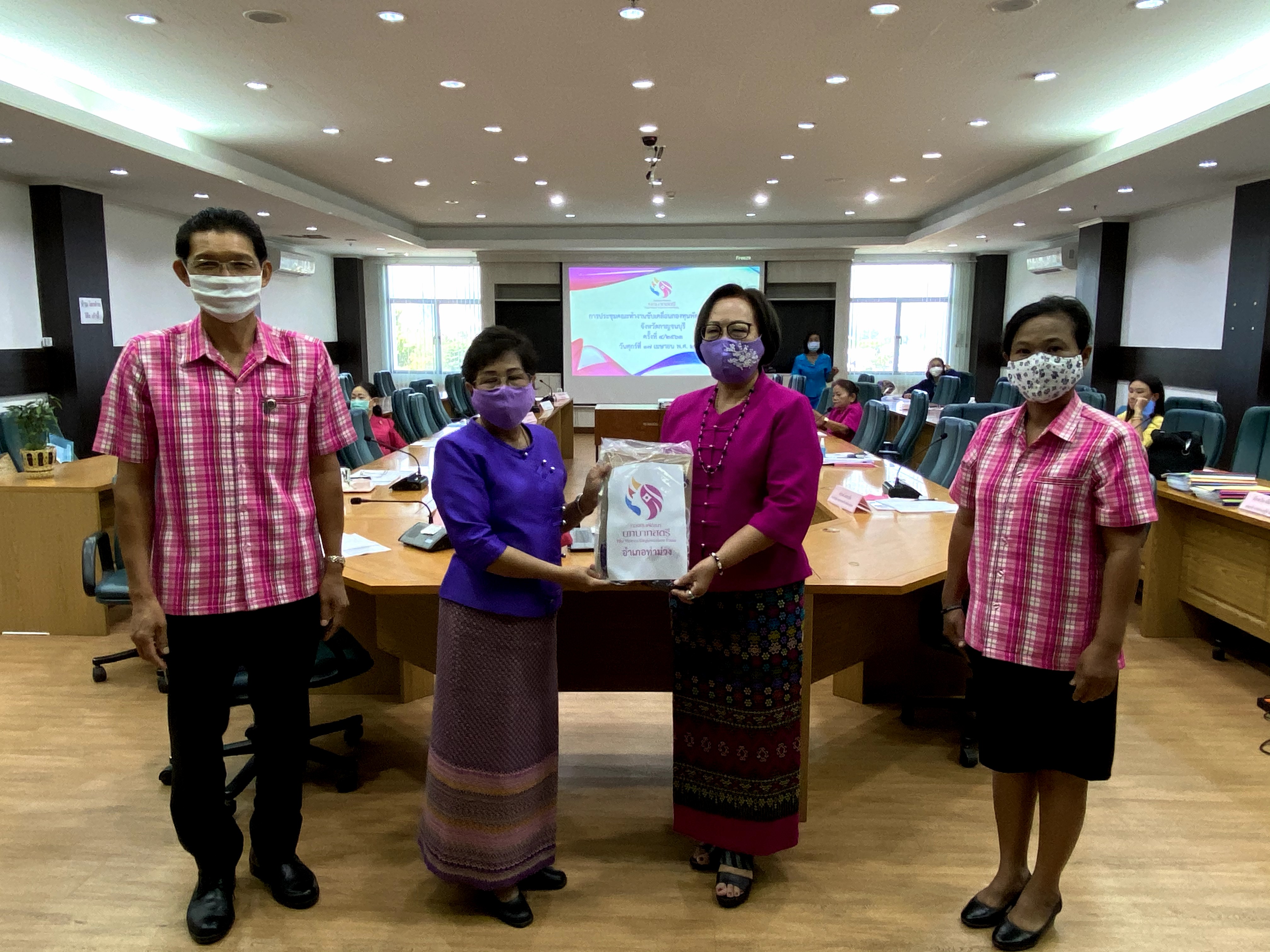 CDD@KAN>>>พัฒนาชุมชนกาญจนบุรีจัดการประชุมคณะทำงานขับเคลื่อนกองทุนพัฒนาบทบาทสตรีจังหวัดกาญจนบุรี ครั้งที่ 4/2563