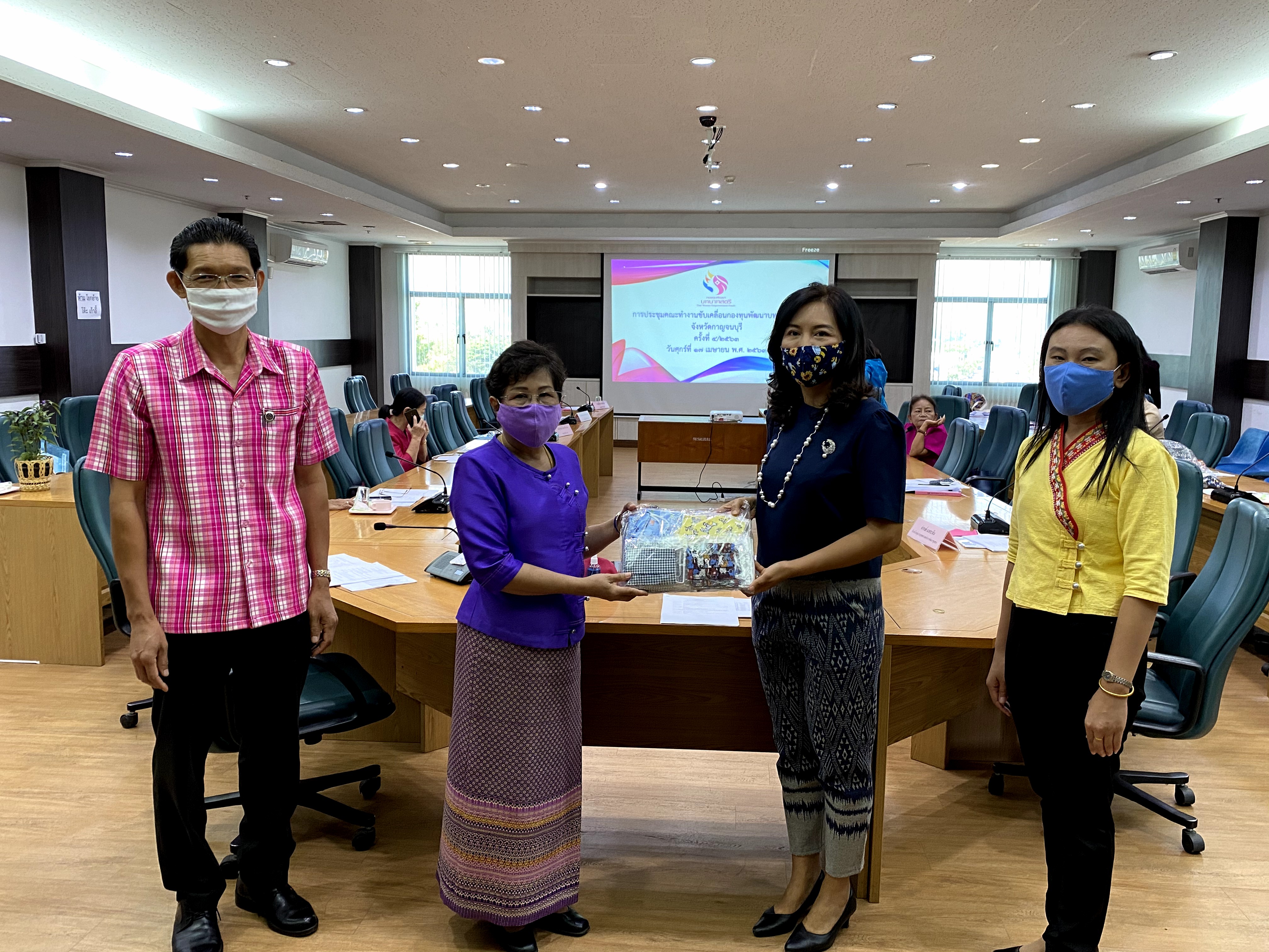 CDD@KAN>>>พัฒนาชุมชนกาญจนบุรีจัดการประชุมคณะทำงานขับเคลื่อนกองทุนพัฒนาบทบาทสตรีจังหวัดกาญจนบุรี ครั้งที่ 4/2563