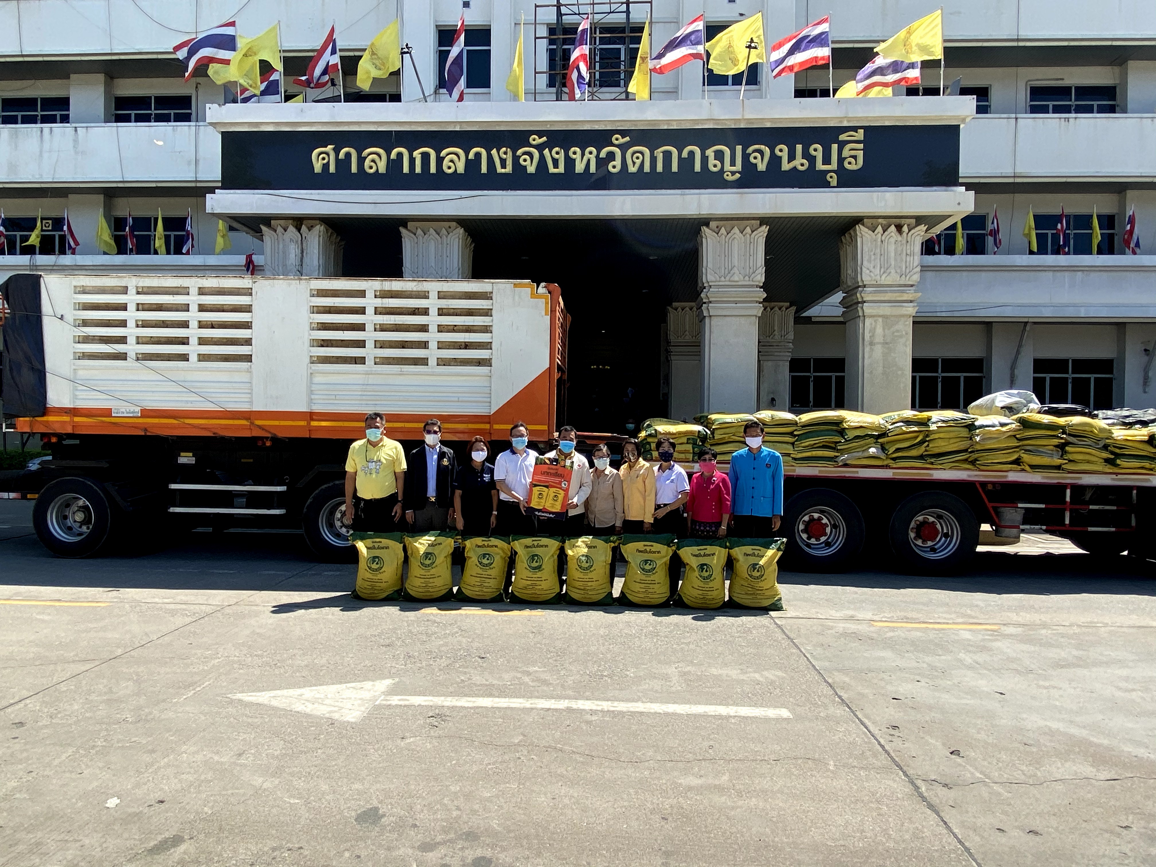 CDD@KAN>>>บริษัท ไทยเบฟเวอเรจ จำกัด (มหาชน) และบริษัทคริสตอลล้า จำกัด มอบปุ๋ยอินทรีย์ให้ผู้ว่าราชการจังหวัด ขับเคลื่อนงานพัฒนาชุมชนในบ้านไล่โว่-ซาละวะ