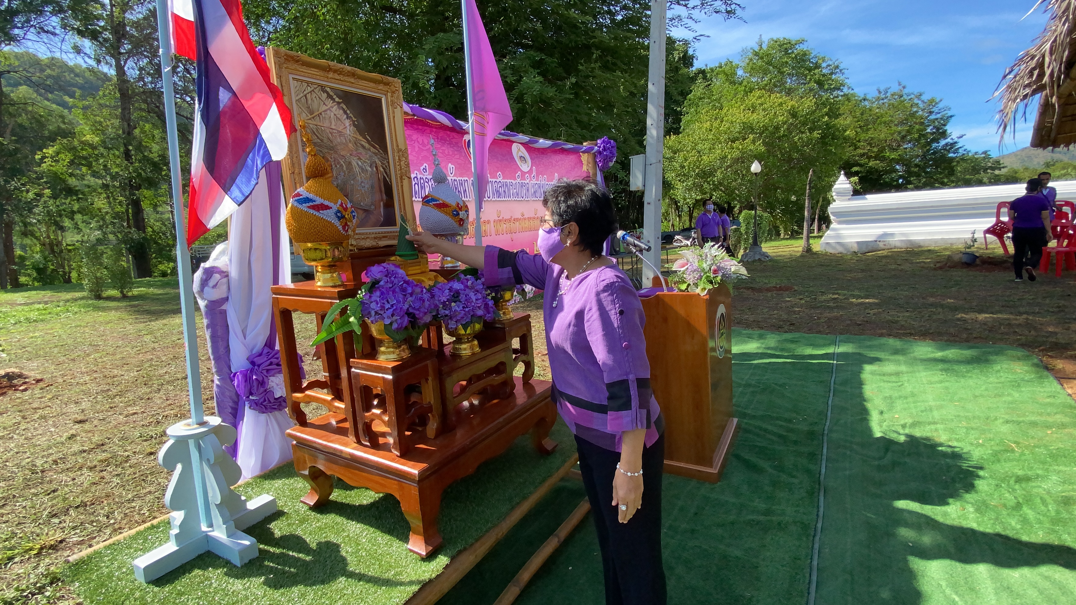 CDD@KAN>>>สตรีอาสาพัฒนาอำเภอเมือง ร่วมปลูกป่าเฉลิมพระเกียรติและผักสวนครัวตามหลักบวร