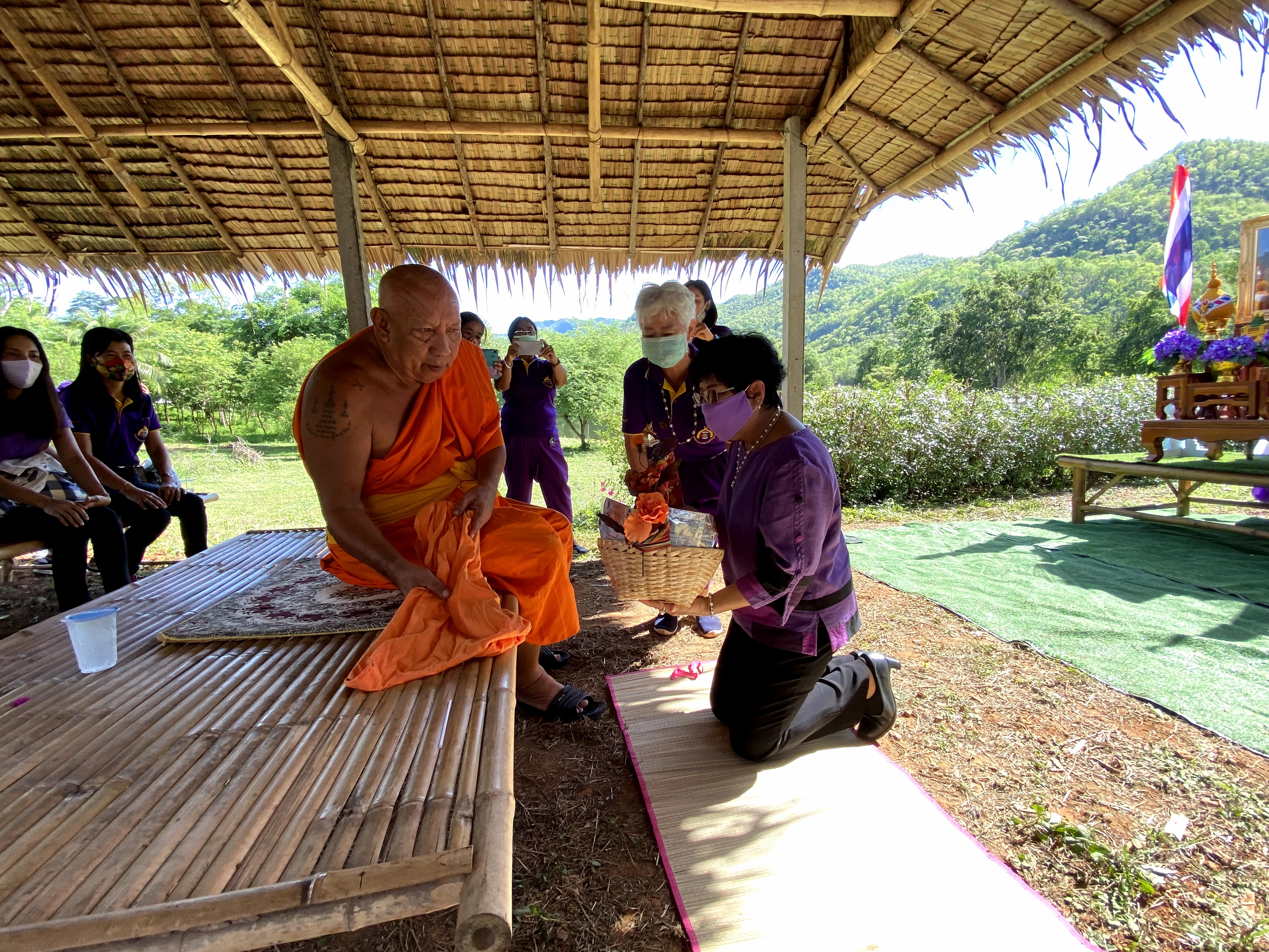 CDD@KAN>>>สตรีอาสาพัฒนาอำเภอเมือง ร่วมปลูกป่าเฉลิมพระเกียรติและผักสวนครัวตามหลักบวร