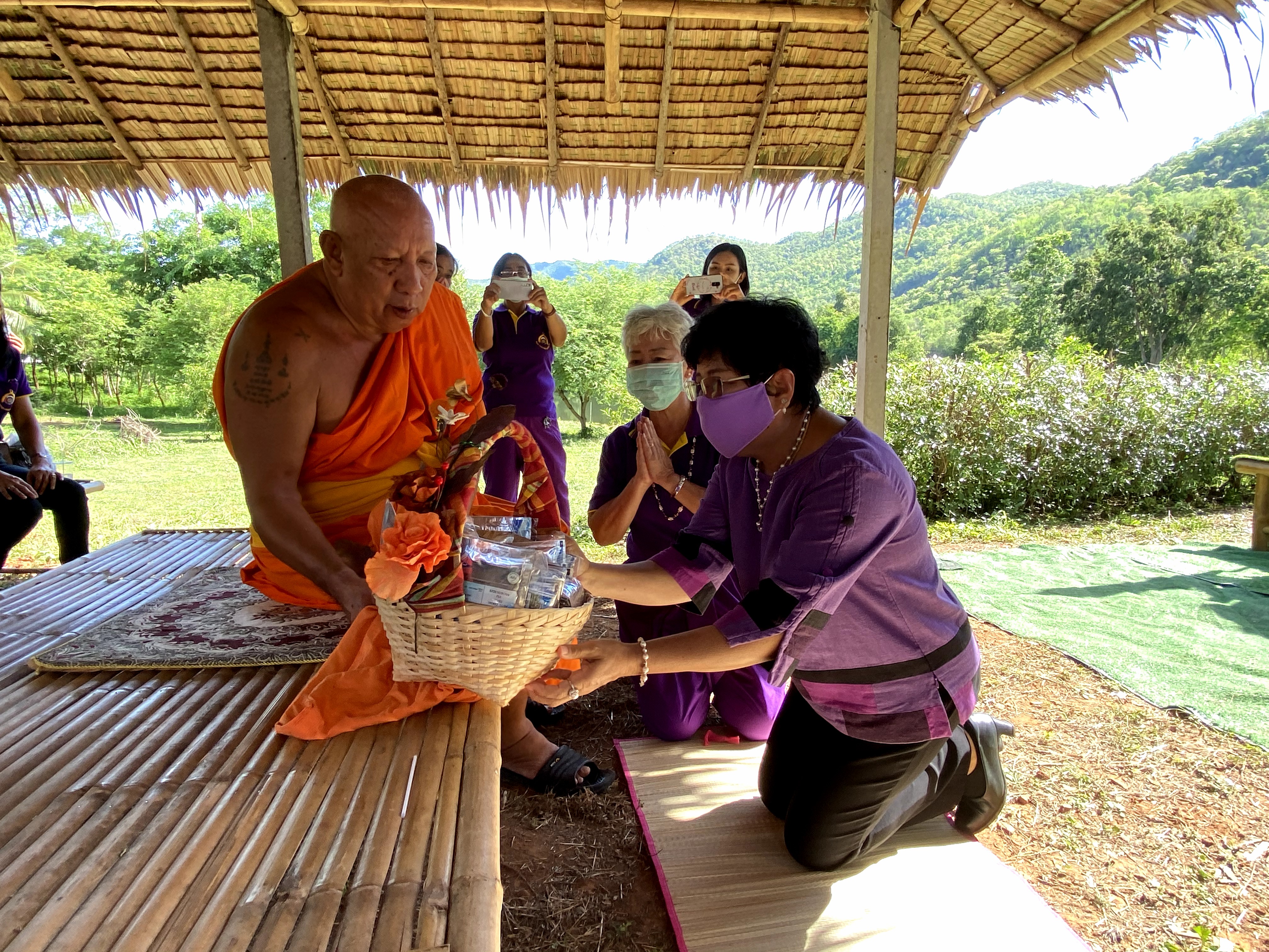 CDD@KAN>>>สตรีอาสาพัฒนาอำเภอเมือง ร่วมปลูกป่าเฉลิมพระเกียรติและผักสวนครัวตามหลักบวร