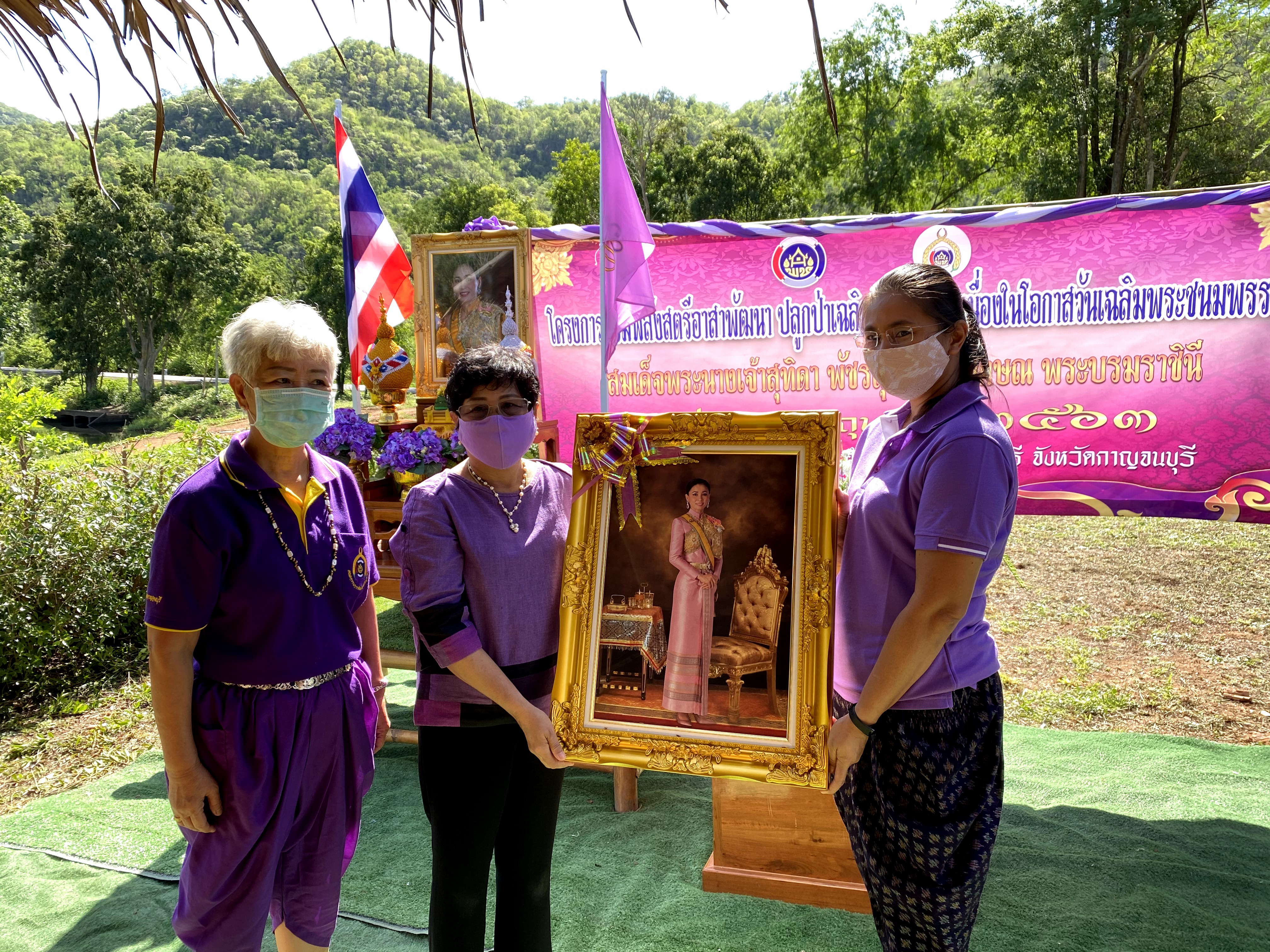 CDD@KAN>>>สตรีอาสาพัฒนาอำเภอเมือง ร่วมปลูกป่าเฉลิมพระเกียรติและผักสวนครัวตามหลักบวร