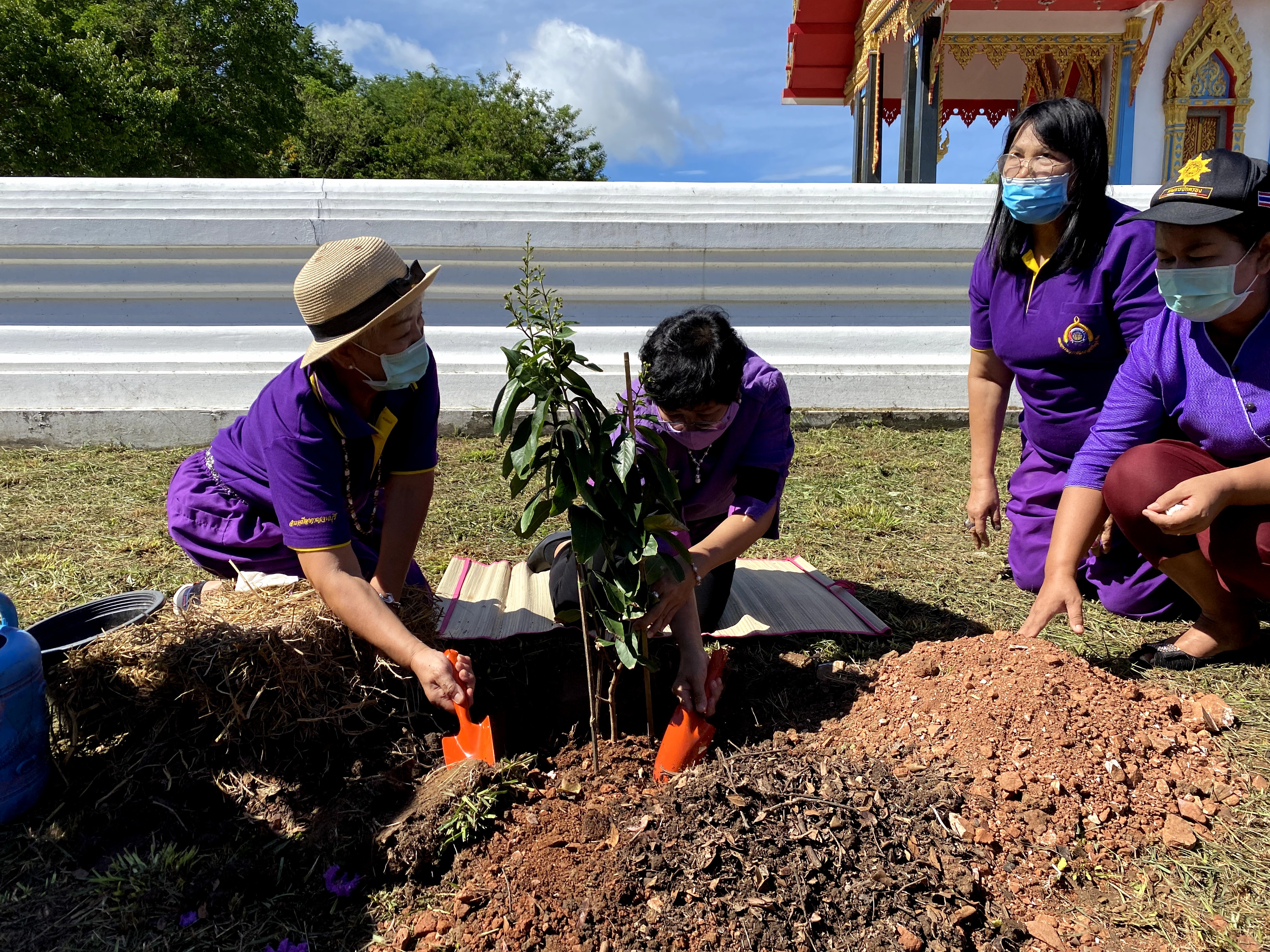 CDD@KAN>>>สตรีอาสาพัฒนาอำเภอเมือง ร่วมปลูกป่าเฉลิมพระเกียรติและผักสวนครัวตามหลักบวร