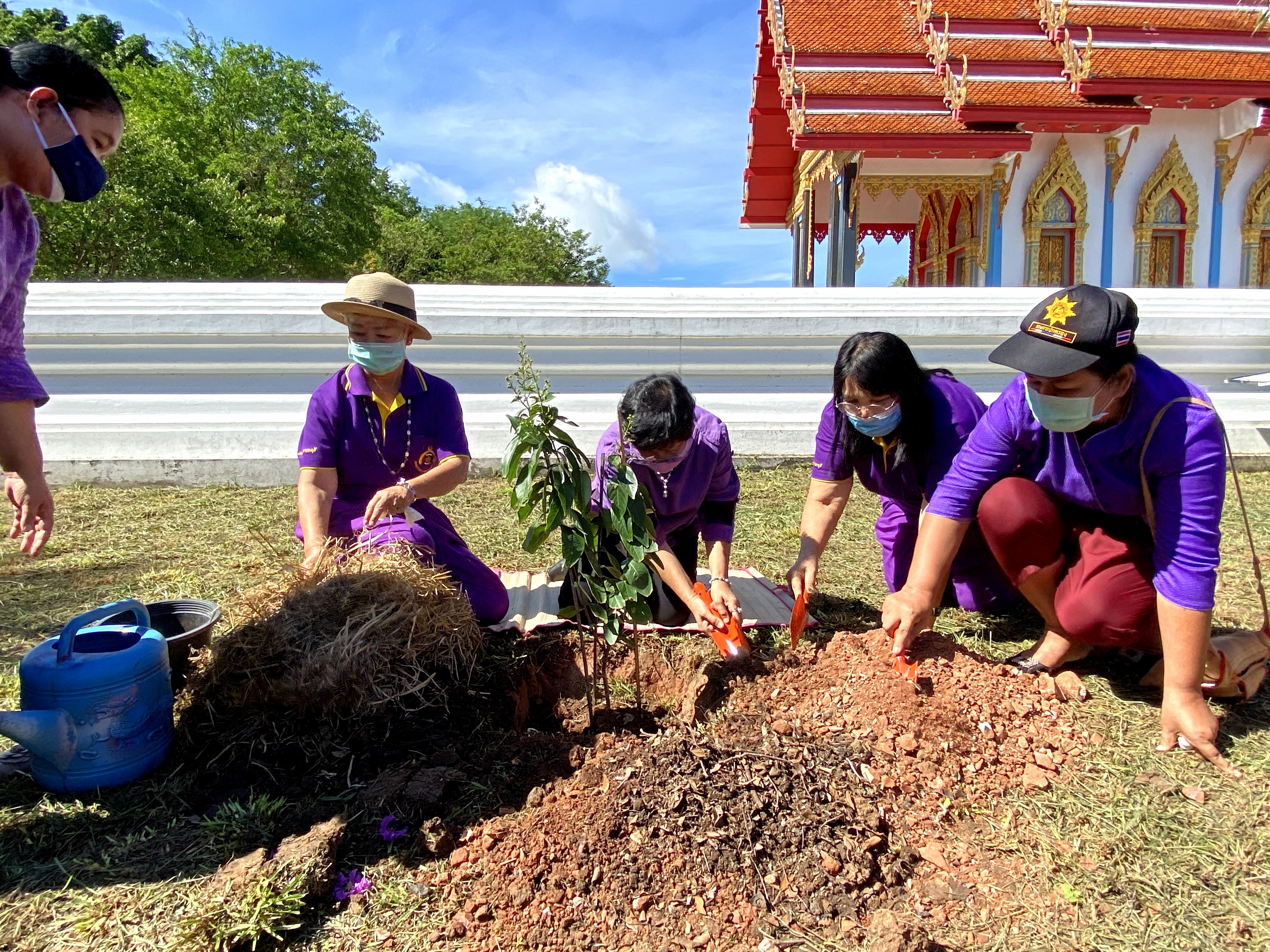 CDD@KAN>>>สตรีอาสาพัฒนาอำเภอเมือง ร่วมปลูกป่าเฉลิมพระเกียรติและผักสวนครัวตามหลักบวร