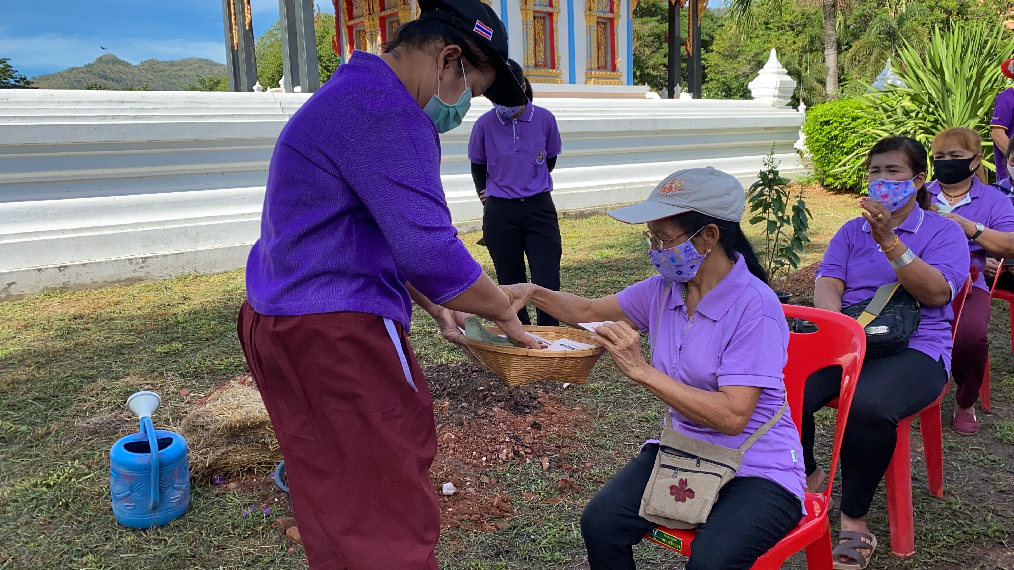CDD@KAN>>>สตรีอาสาพัฒนาอำเภอเมือง ร่วมปลูกป่าเฉลิมพระเกียรติและผักสวนครัวตามหลักบวร
